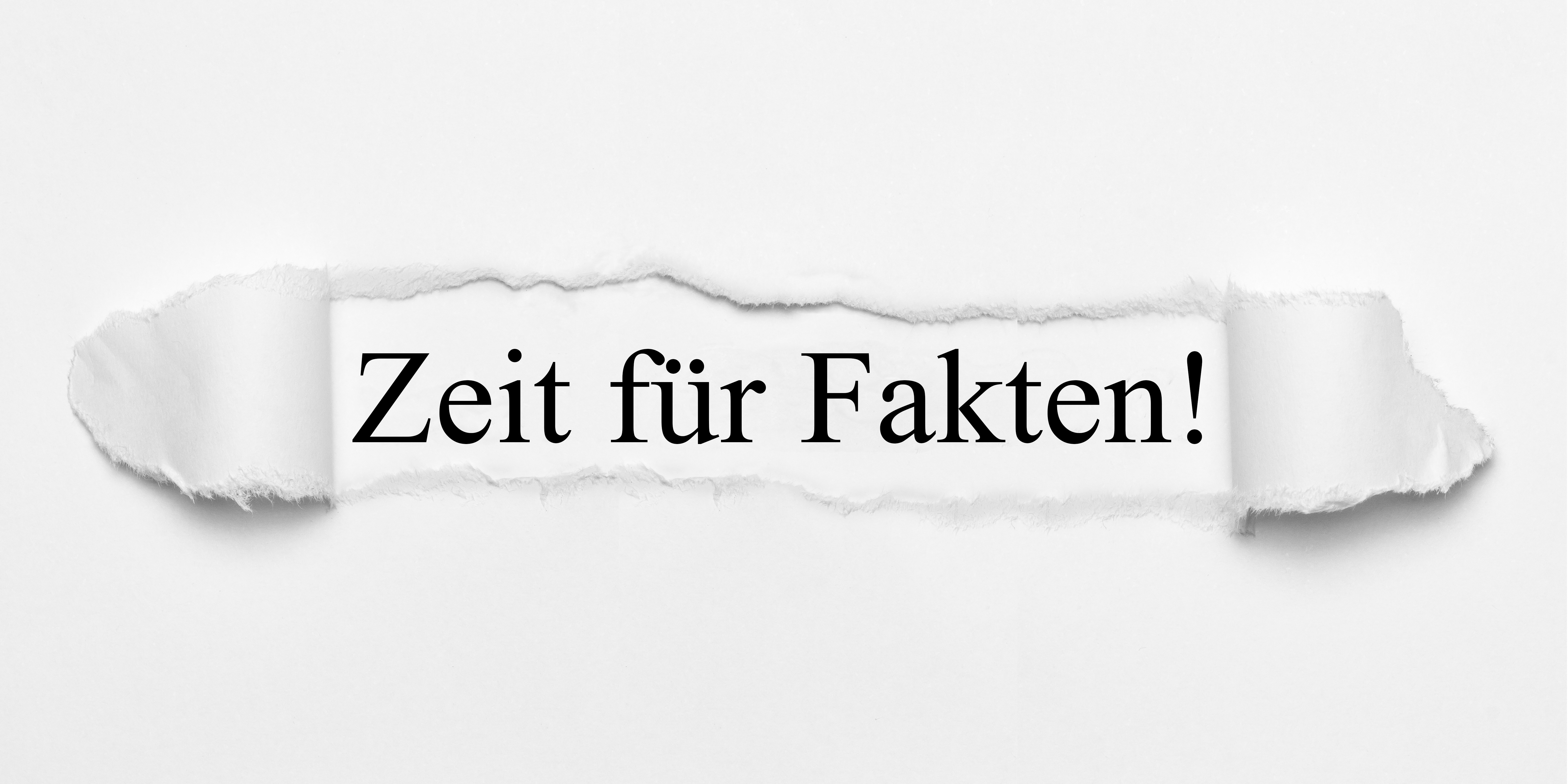 Die drei Wörter Zeit für Fakten sind auf weißen gerissenen Papier zu lesen