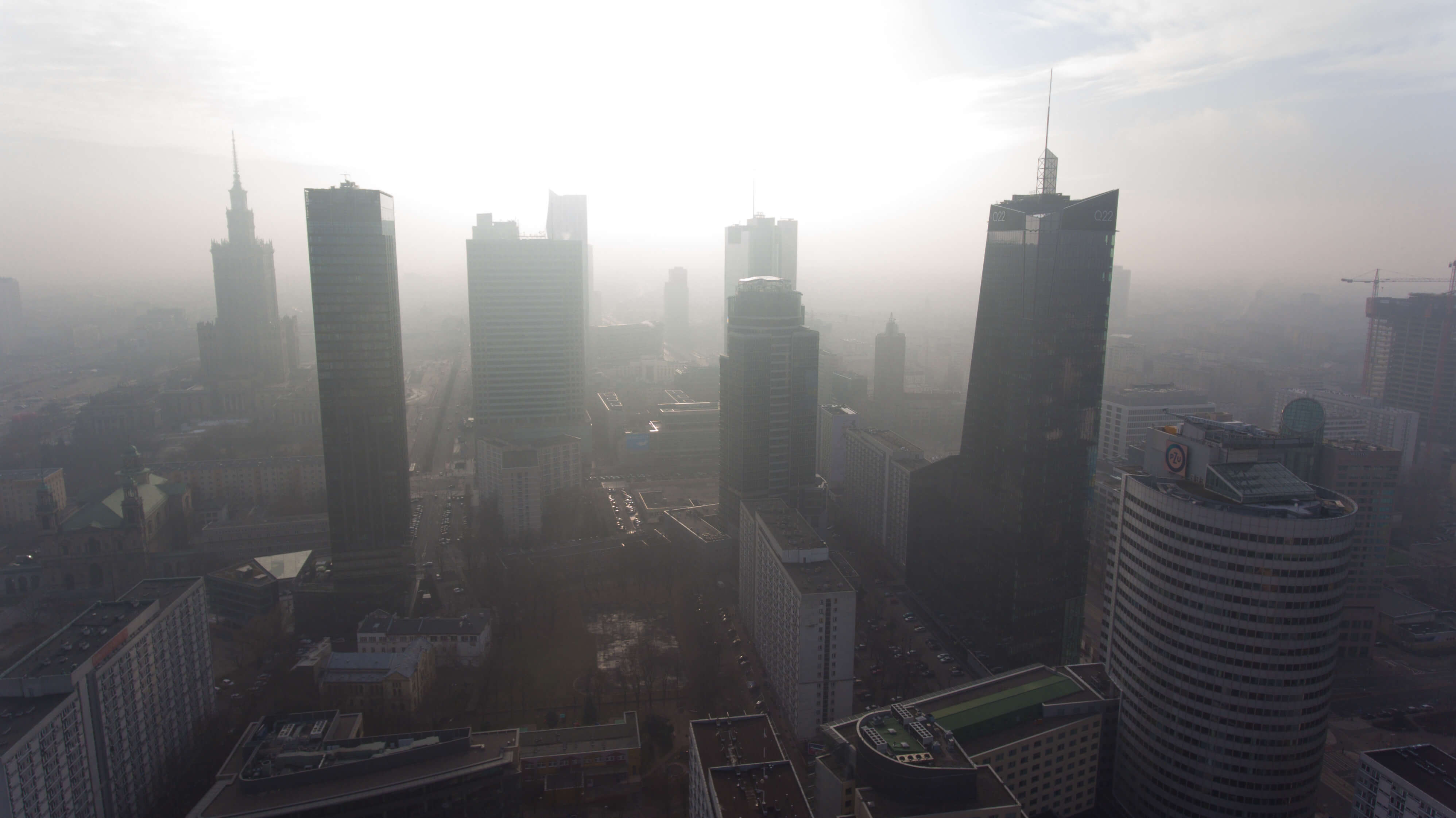 Luftbild von Warschau in den Morgenstunden mit leichtem Smog