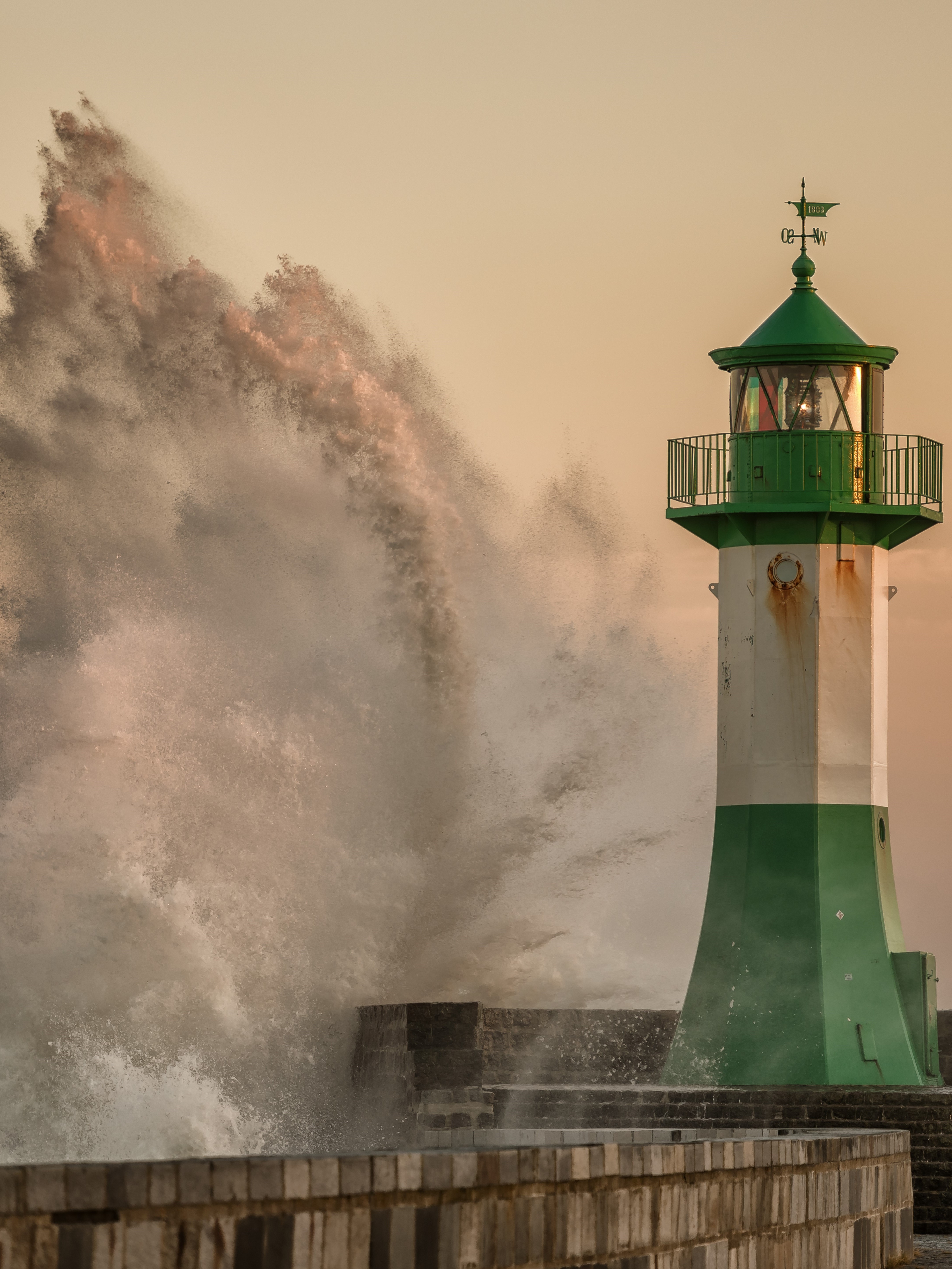 Climate change is also raging on German coasts. In summer it will be hotter, in winter especially wetter: storm surges are more frequent and more violent.