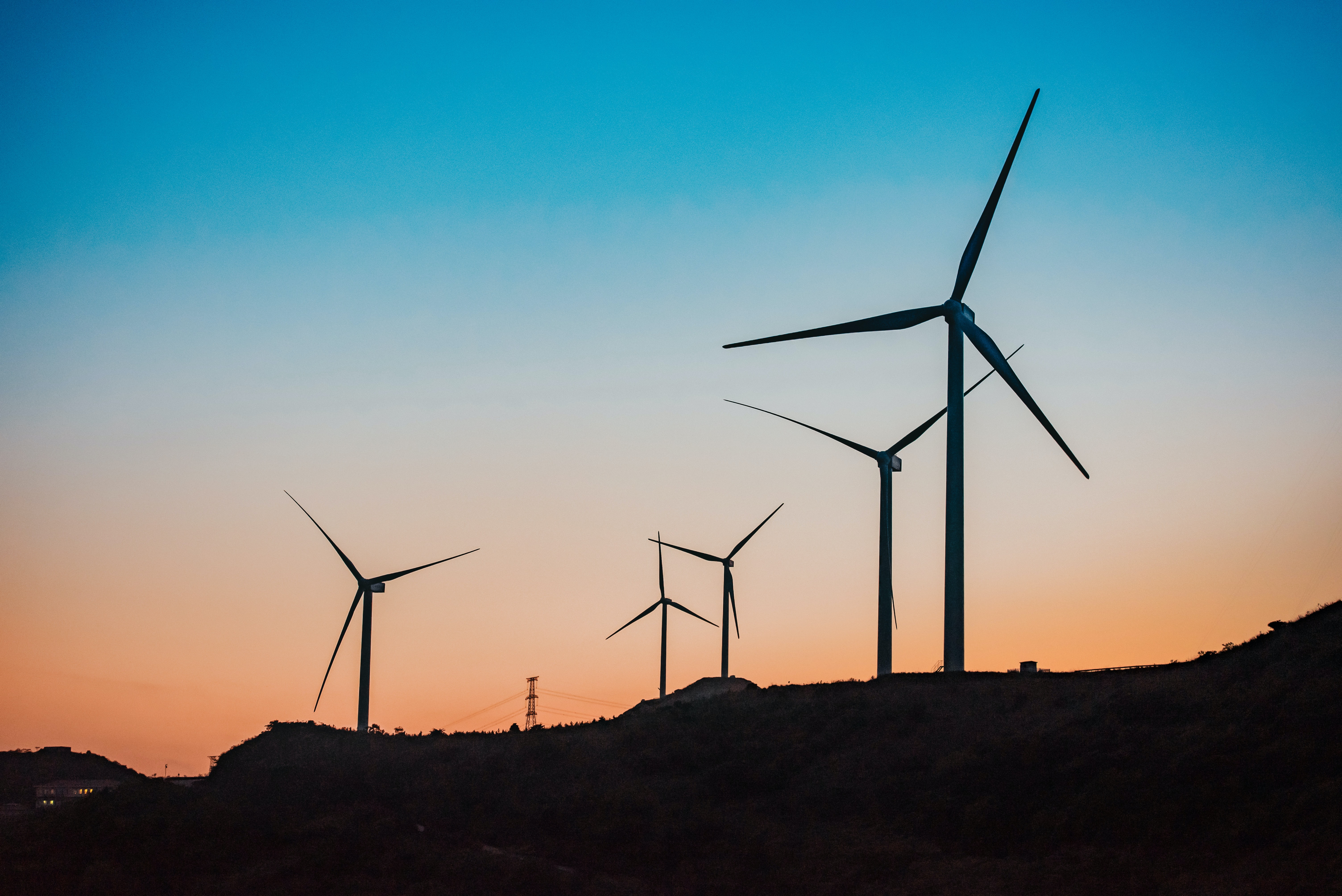 Windräder vor Abendhimmel