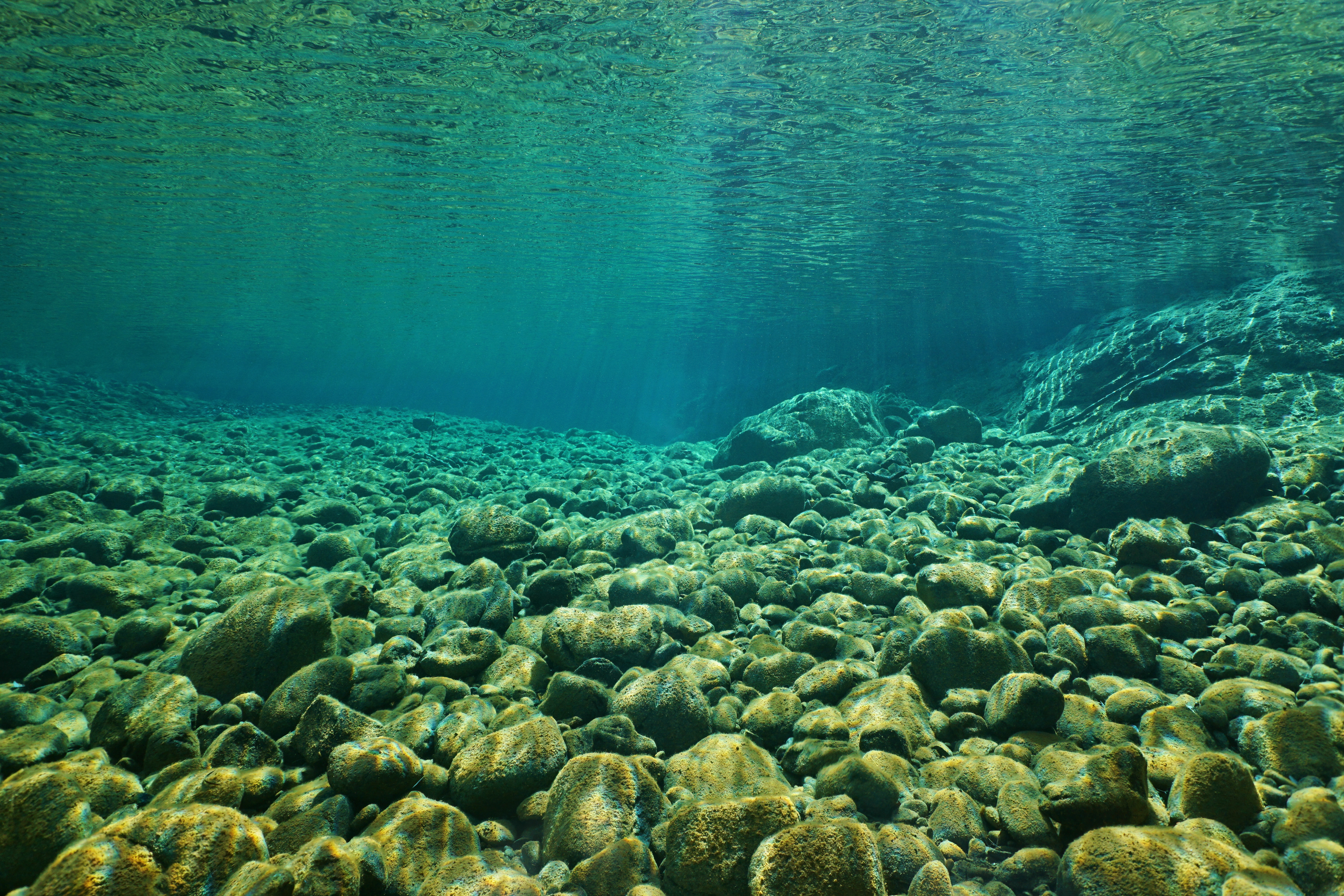 steiniges Flussbett unter Wasser