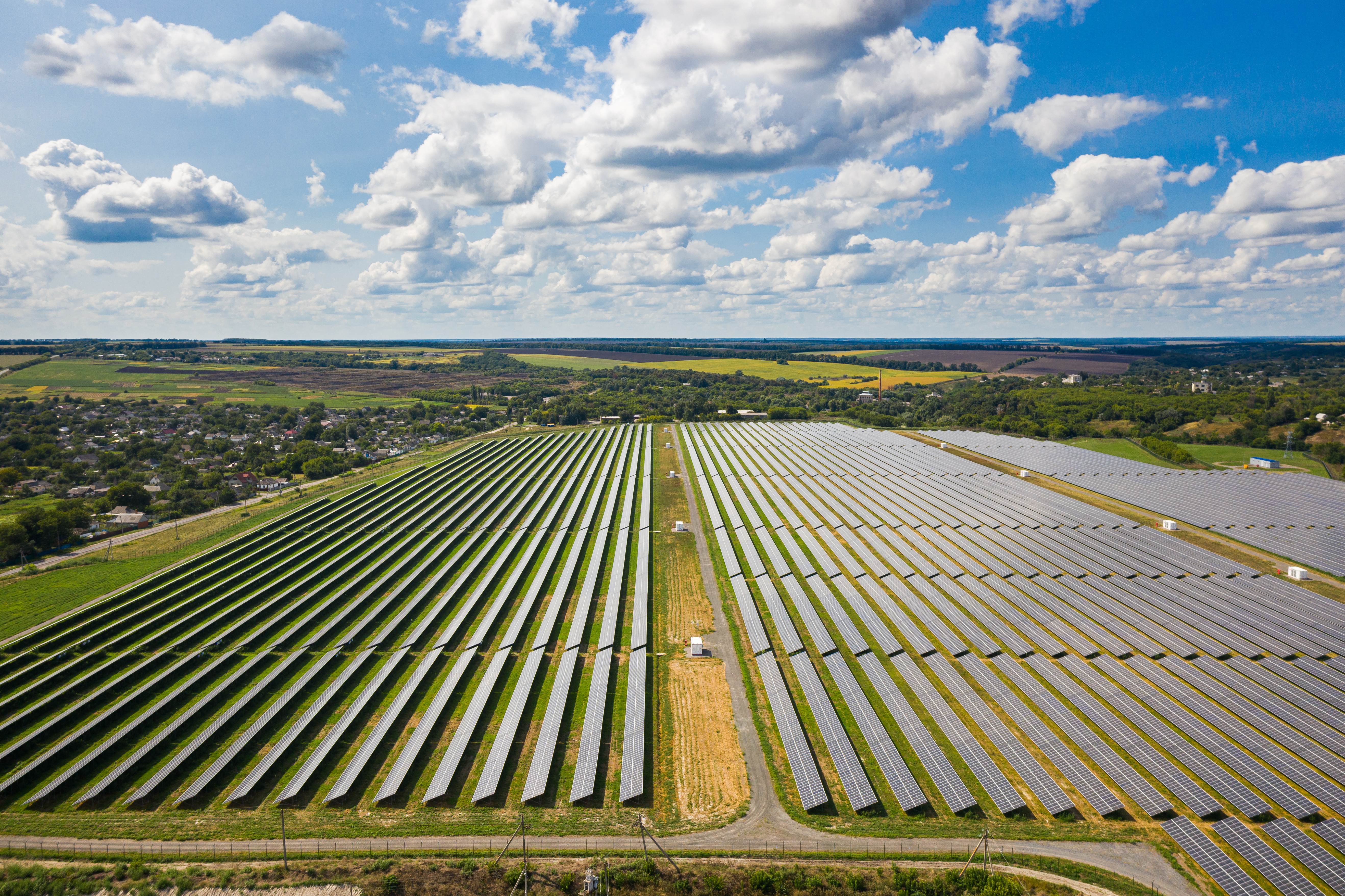 Luftaufnahme der Solarmodule in Kamianka, Ukraine