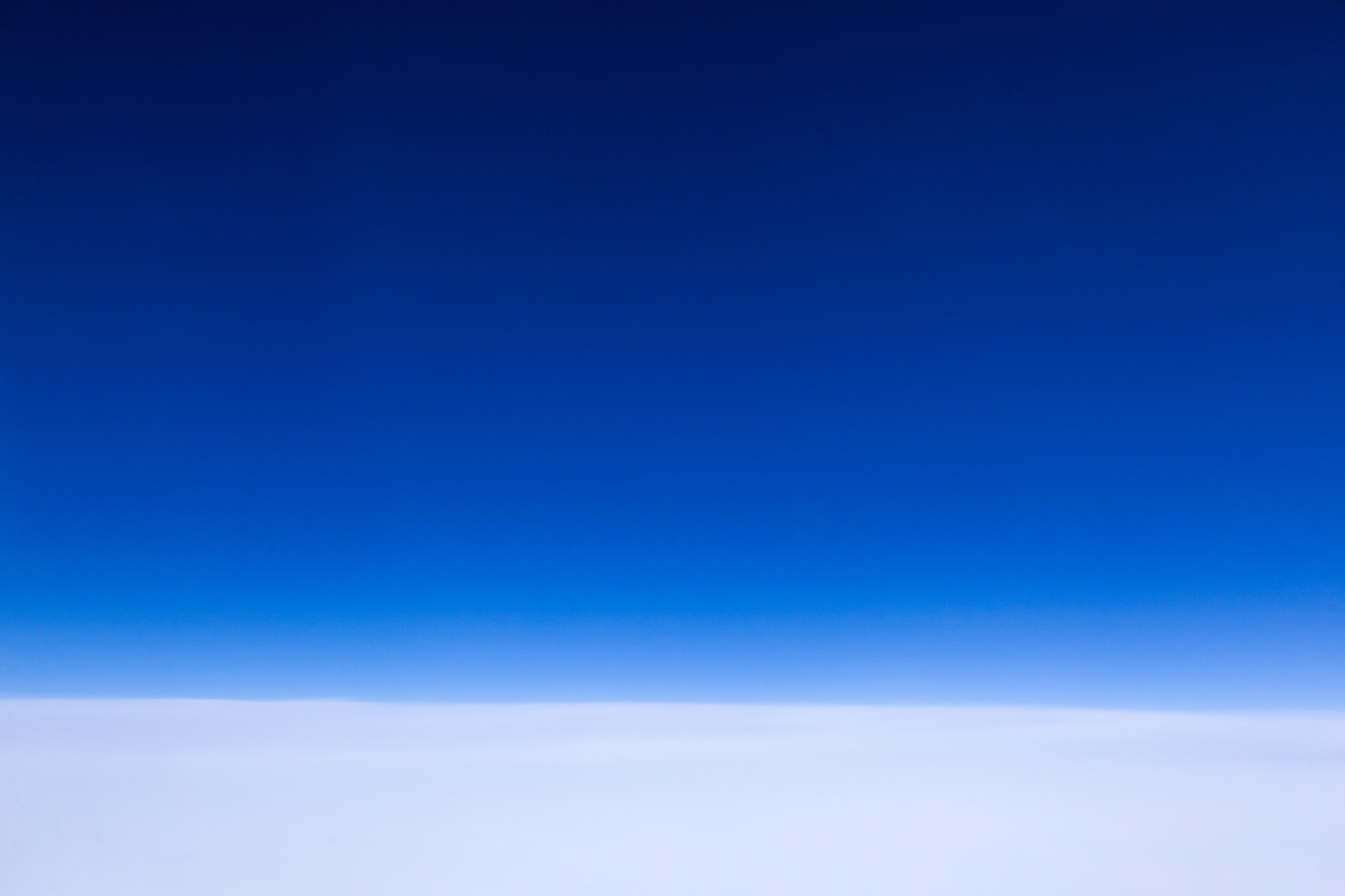 Wolkenblick aus dem Flugzeug von 10.000 m Höhe