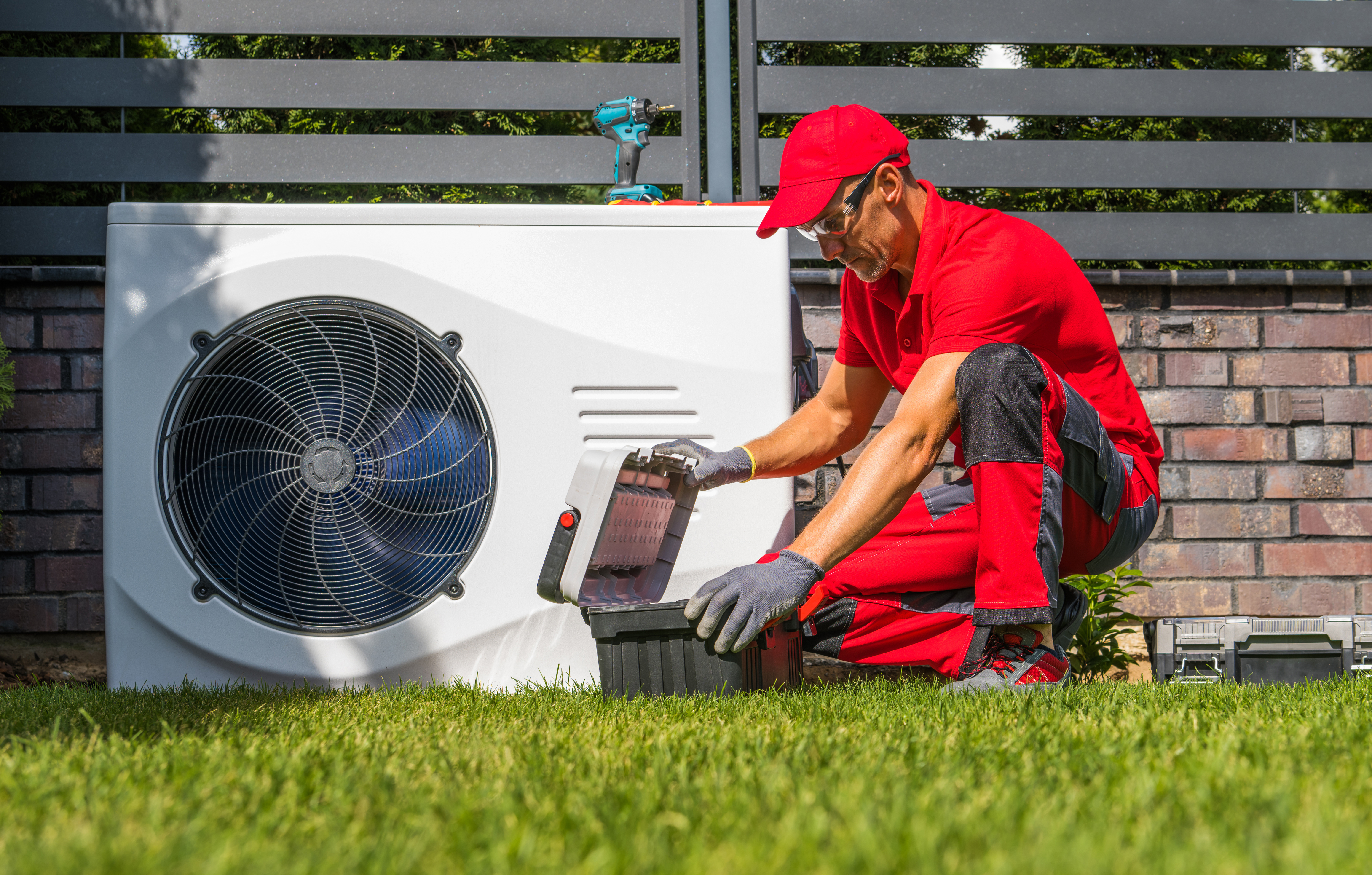 Techniker bei der Installation einer Wärmepumpe