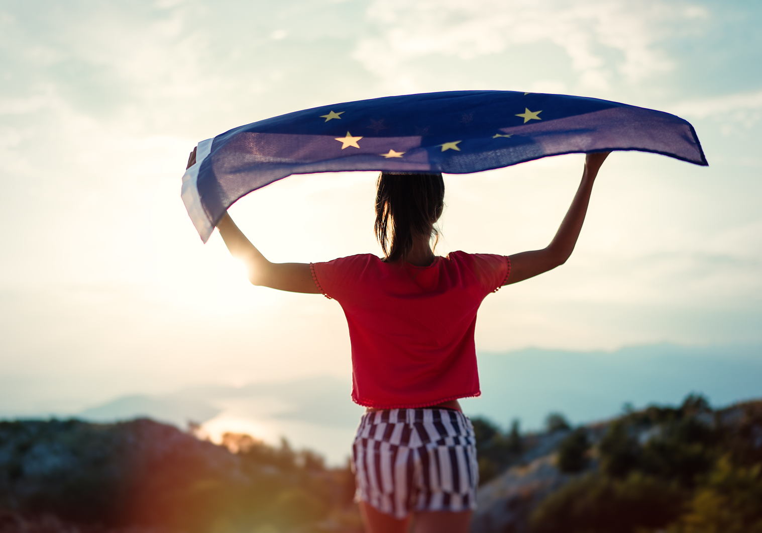 Kind hält eine EU-Flagge