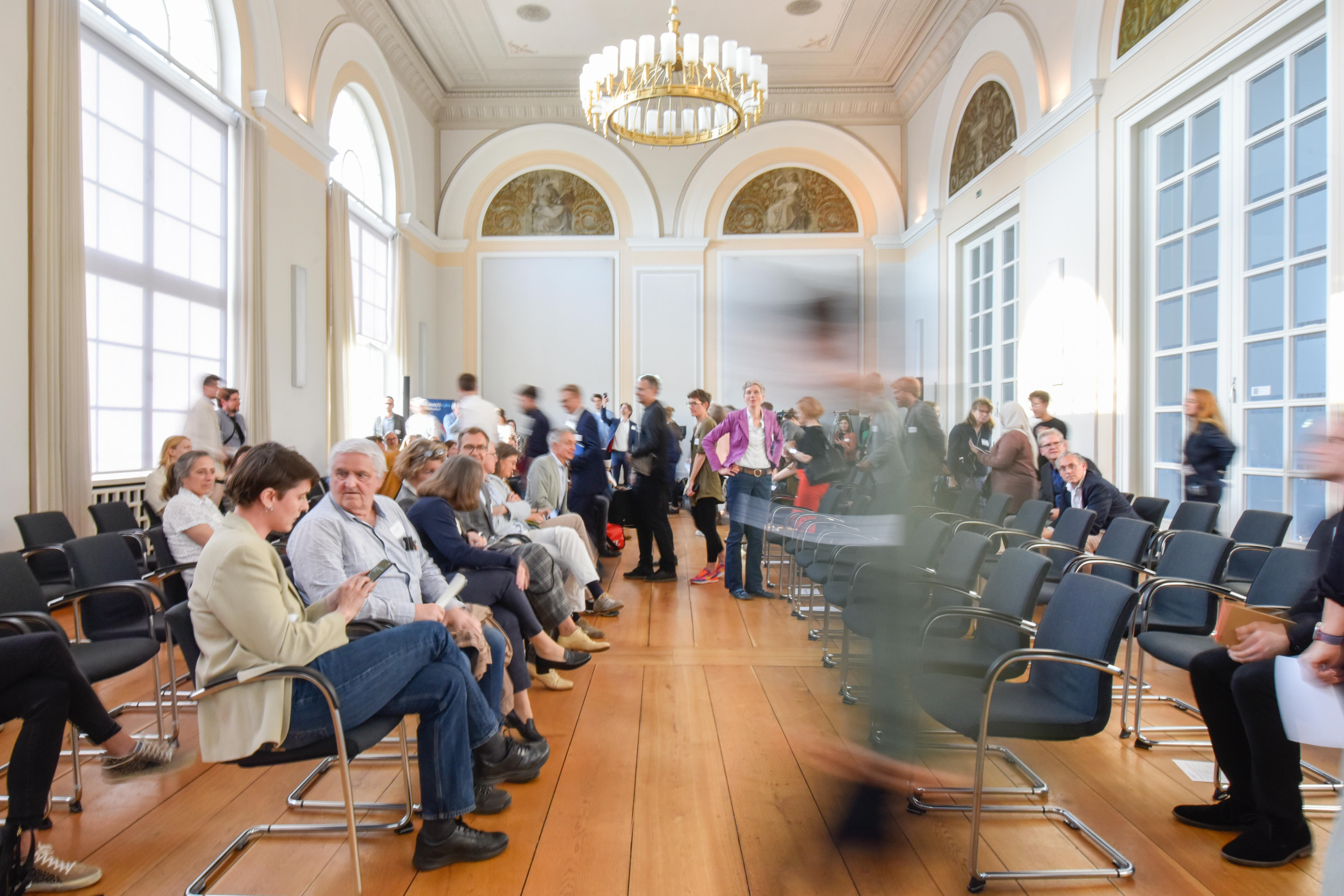 Veranstaltung im Format einer Unterhausdebatte im Festsaal Luisenstraße in Berlin