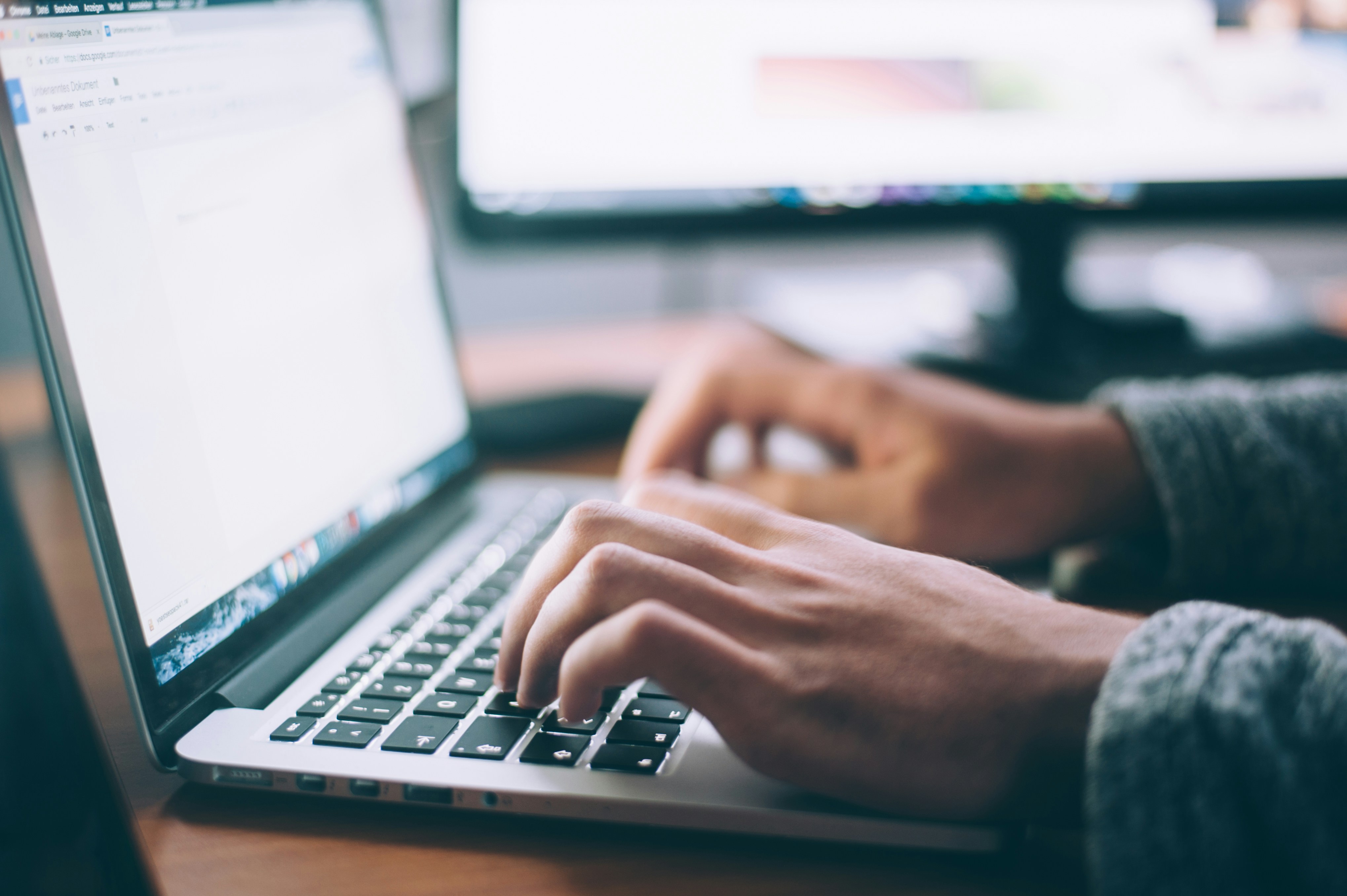 Person nutzt einen Laptop