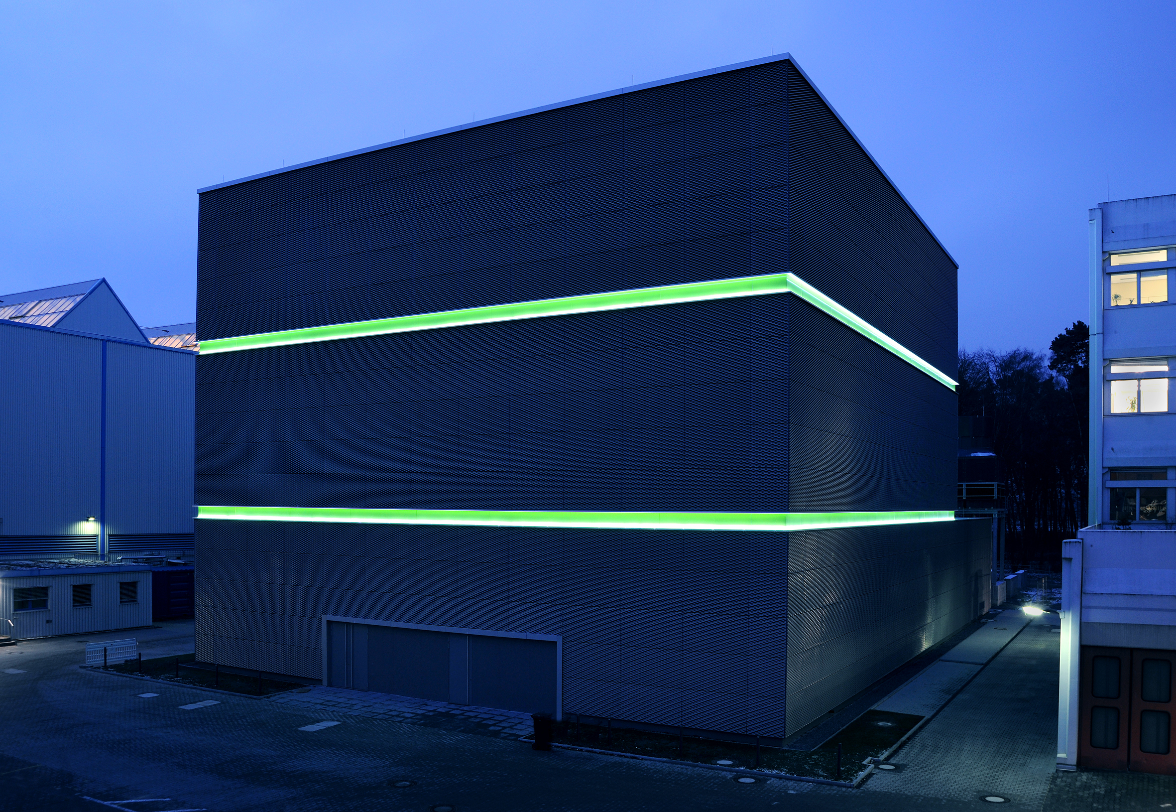 Green IT Cube in der Nacht