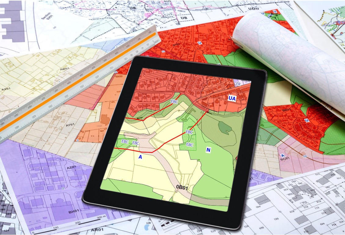 Stadtplanung - Raumordnung - Auf einem Tablet-PC angezeigte Karten des lokalen Stadtplanes und Katasters