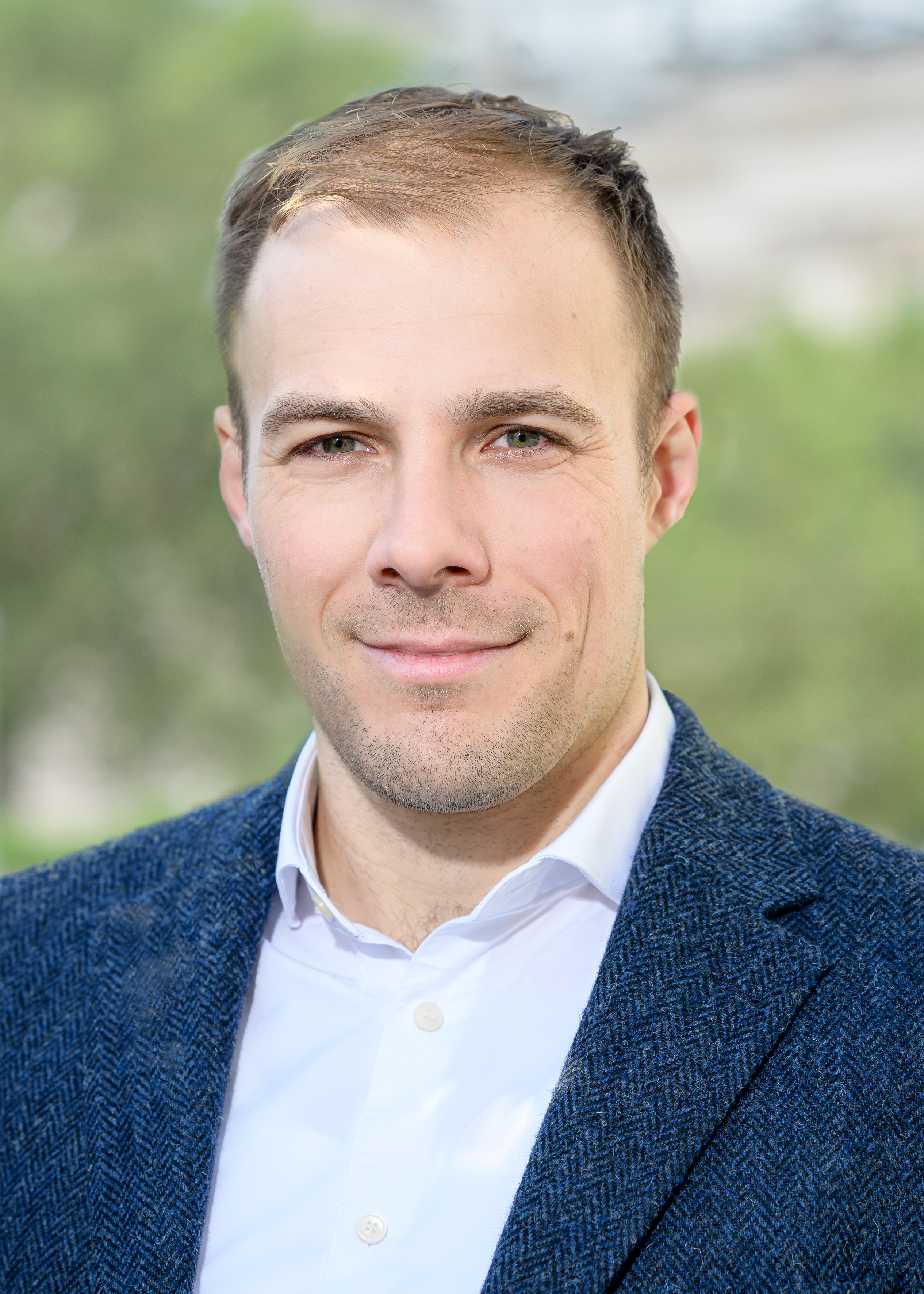 Porträt Simon Kapitza vor dem Reichstag