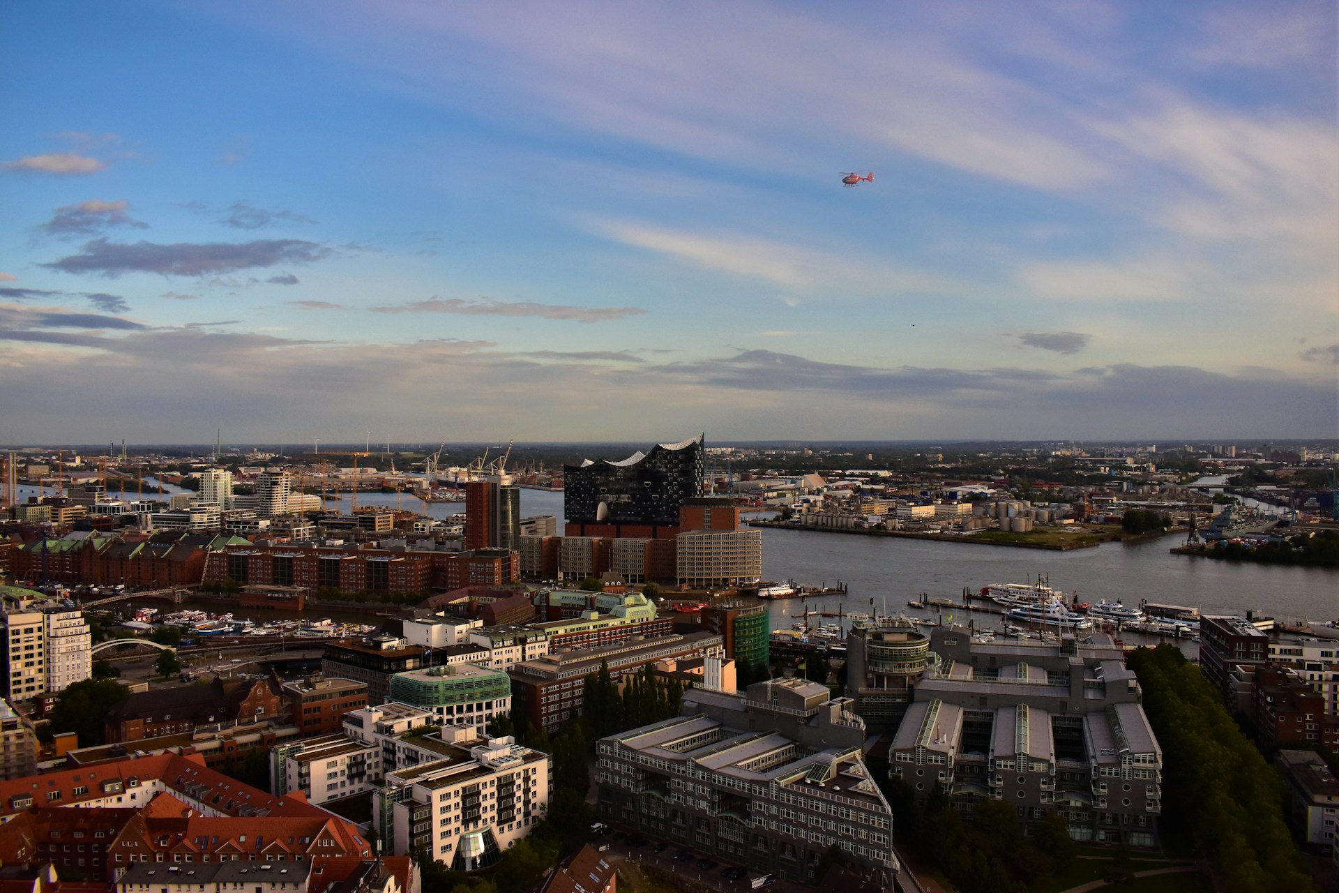 Hamburg mit Elbphilharmonie
