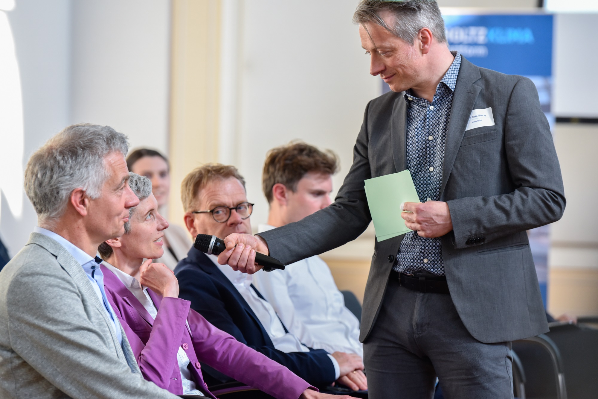 Veranstaltung im Format einer Unterhausdebatte im Festsaal Luisenstraße in Berlin