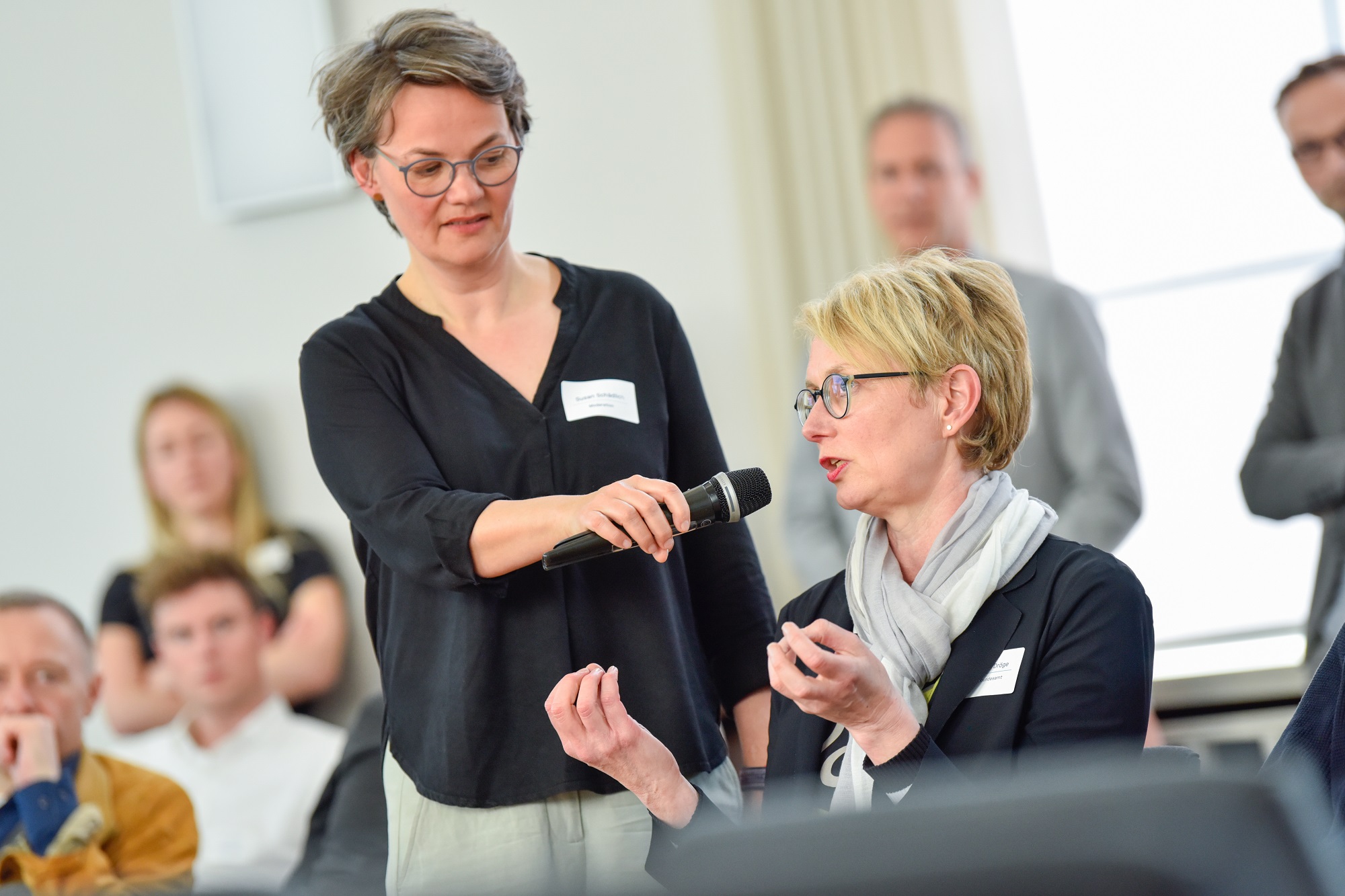 Veranstaltung im Format einer Unterhausdebatte im Festsaal Luisenstraße in Berlin