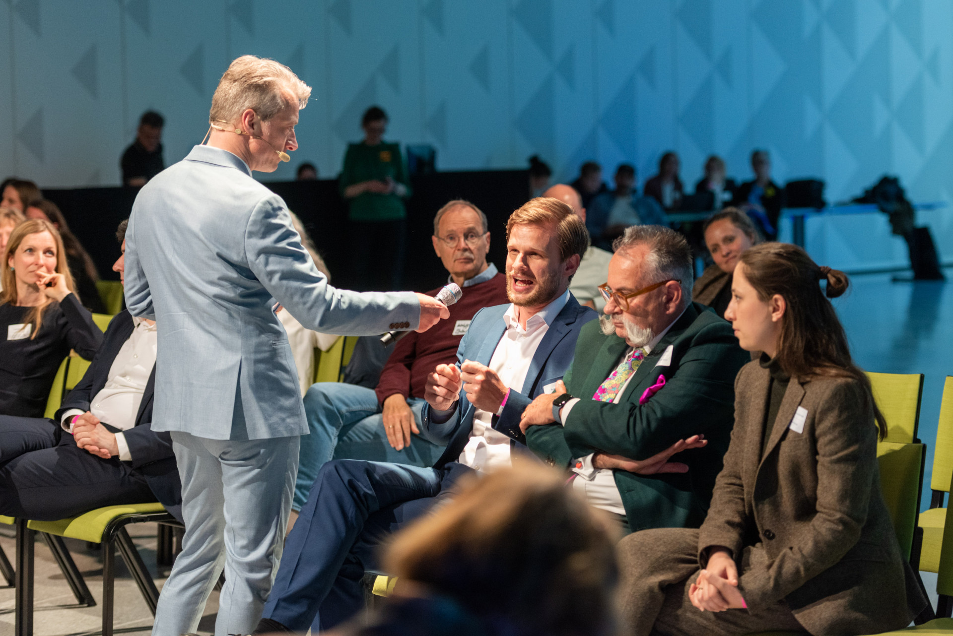 Robin Mesarosch spricht in ein Mikrofon