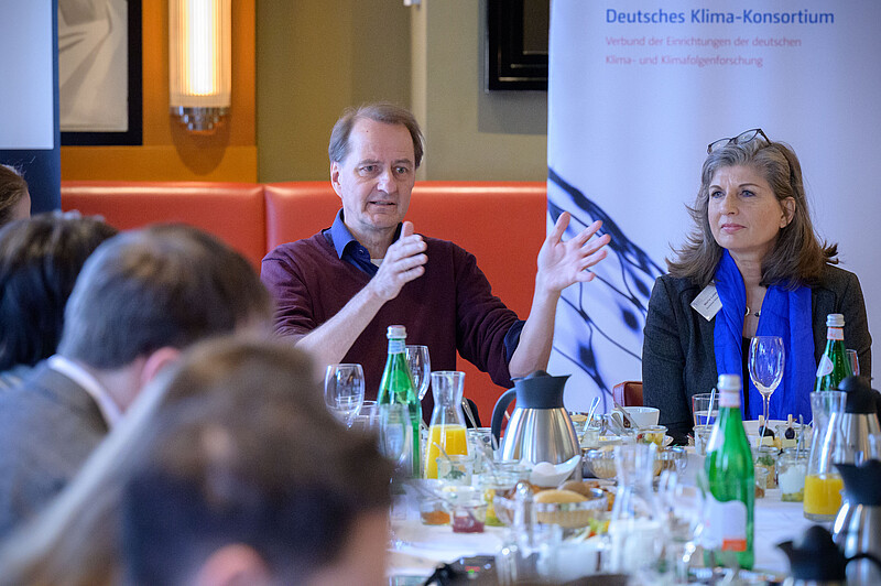 Dirk Messner, Präsident des Umweltbundesamt sitzt mit Marie-Luise Beck, Geschäftsführerin des Deutschen Klima Konsortiums,an einem Tisch.