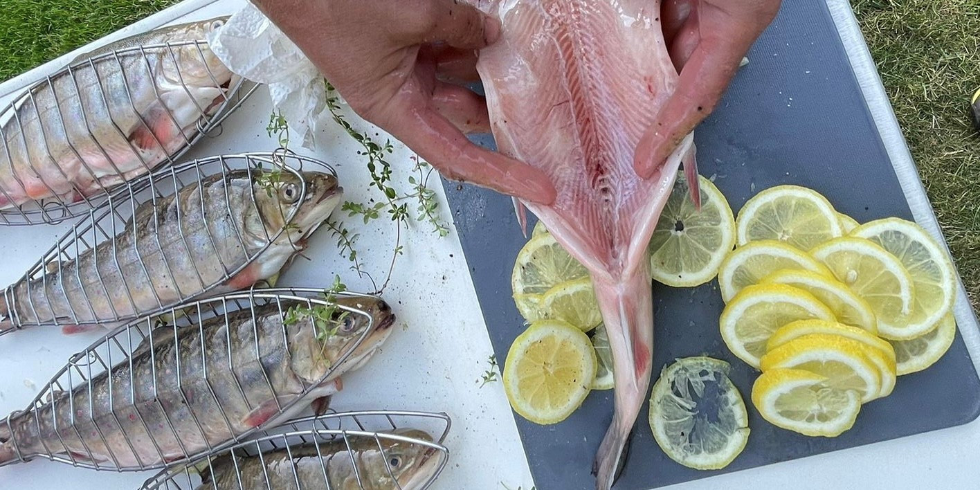 Fische werden mit Zitronen und Kräutern gefüllt, um dann gegrillt zu werden.