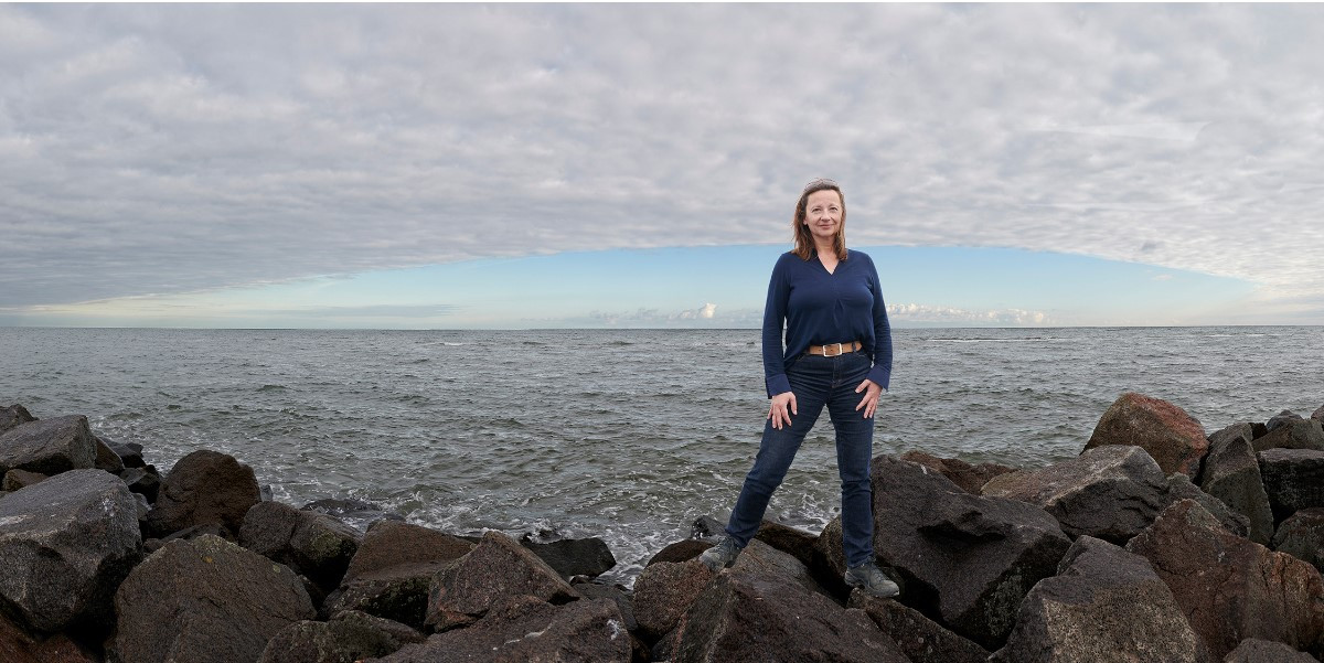 Nah am Wasser. Dr. Anja Engel vom Helmholtz Zentrum für Ozeanforschung Kiel (GEOMAR) am Ostseestrand von Heidkate in der Nähe von Schönberg / Schleswig Holstein. Aufnahme von Andreas Pohlmann im September 2021. 