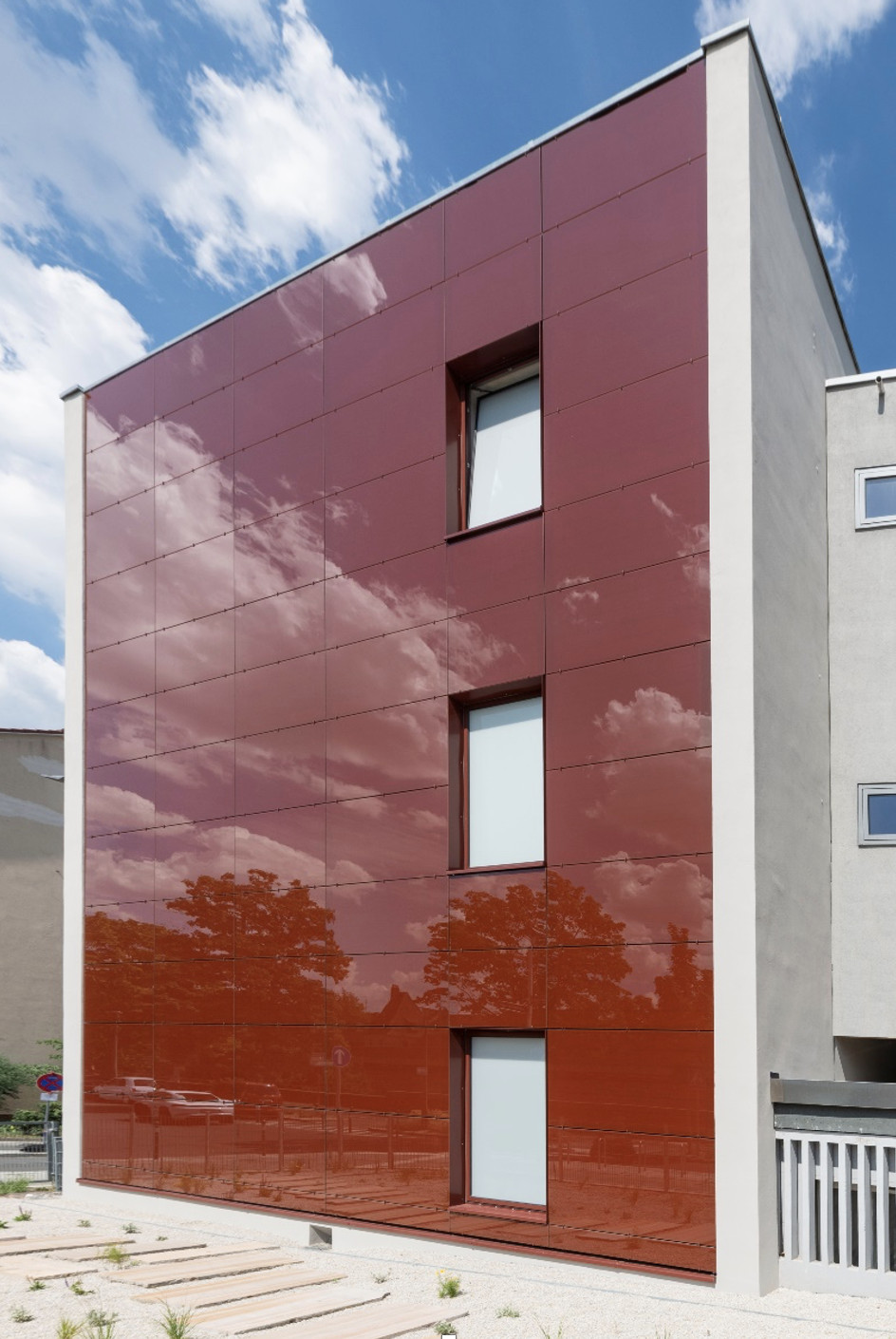 Rote Solarmodule an der Fassade des Labenwolf-Gymnasium