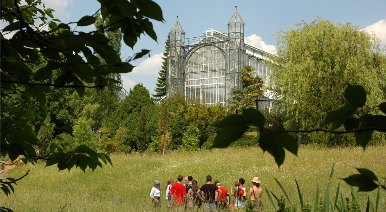 Führung im Botanischen Garten Berlin, im Hintergrund das Mittelmeergewächshaus