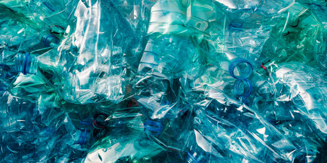 Mehrere Plastikflaschen schwimmen im Meer