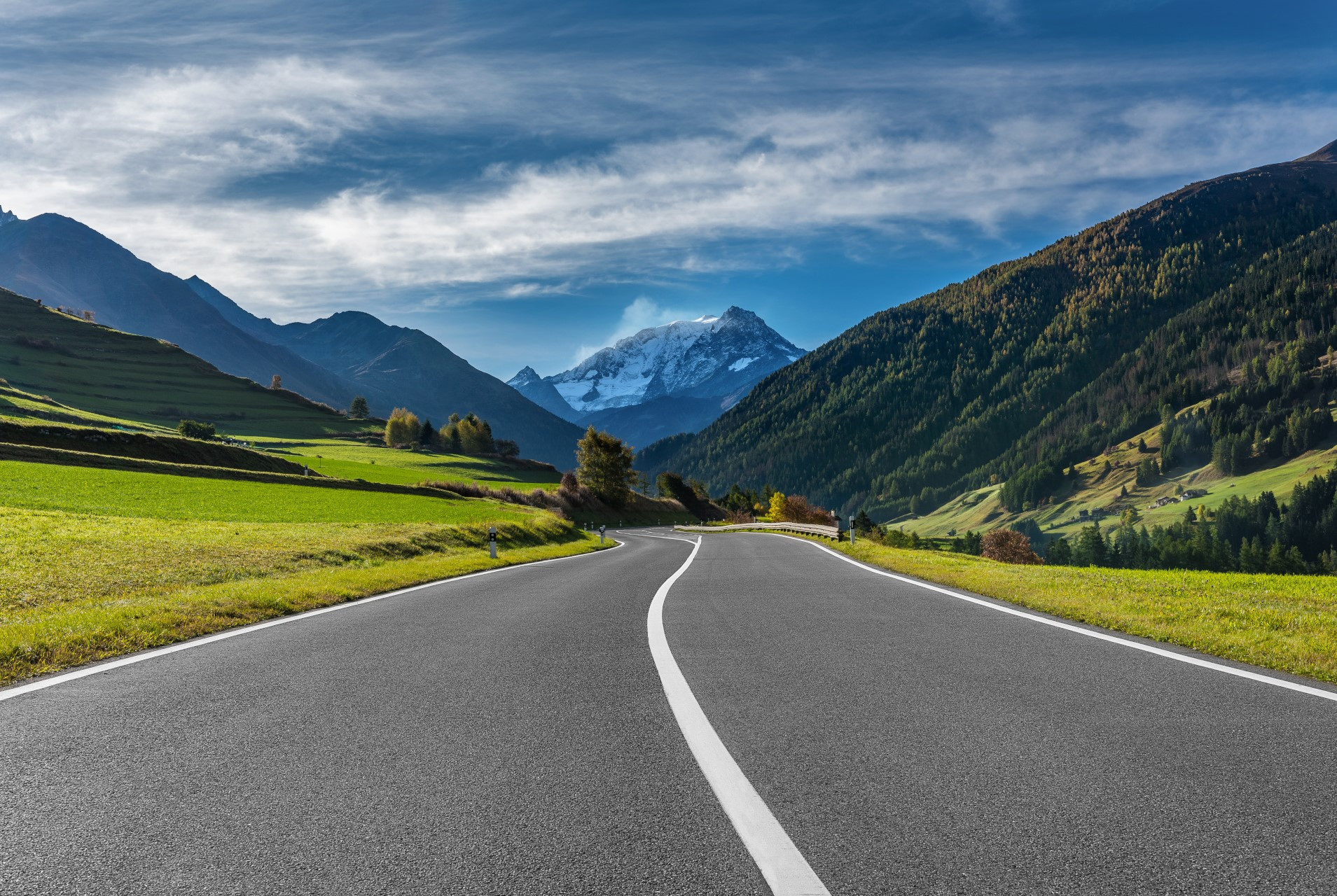 Passstrasse in den Schweizer Alpen