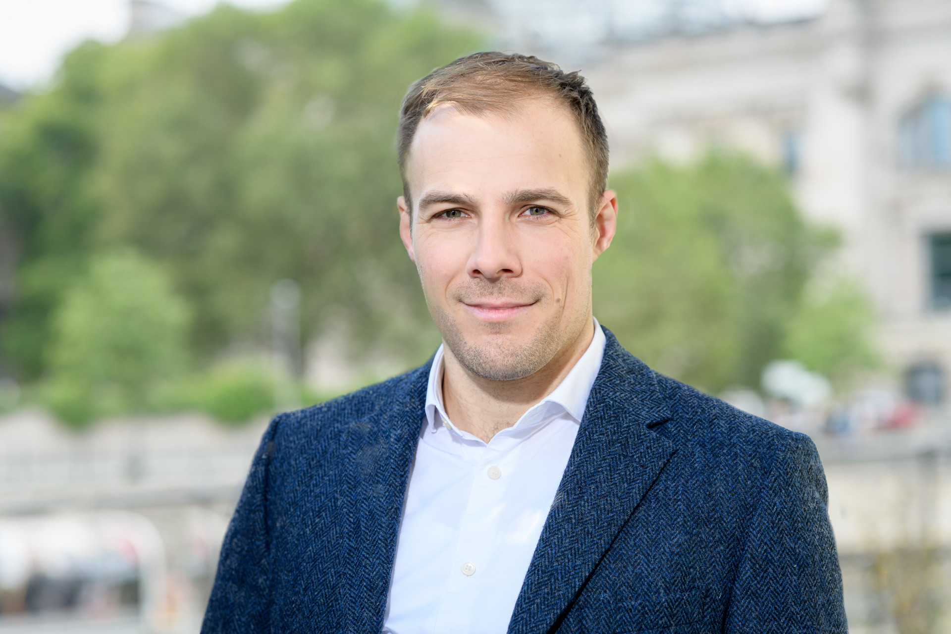 Porträt Simon Kapitza vor dem Reichstag