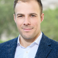 Porträt Simon Kapitza vor dem Reichstag