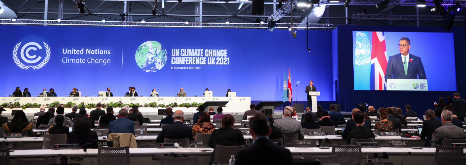 Alok Sharma spricht auf dem Podium der Weltklimakonferenz in Glasgow.