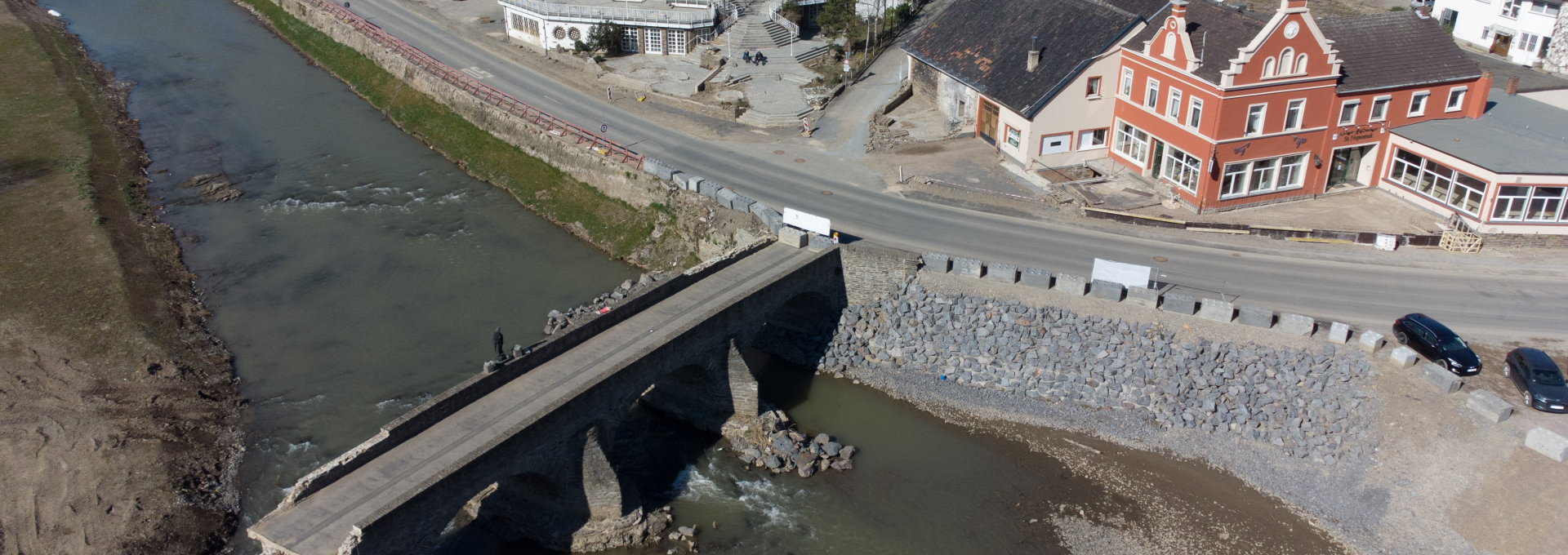 Die zerstörte, historische Bogenbrücke über die Ahr