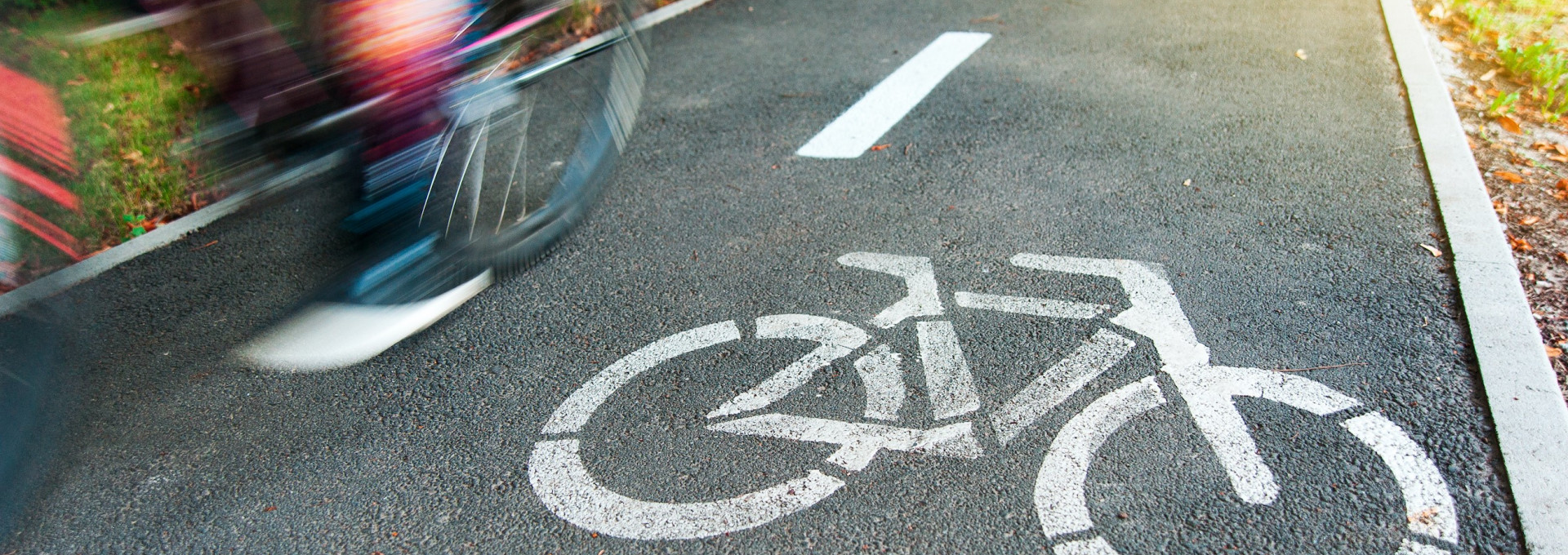 Ein Fahrradweg im Grünen