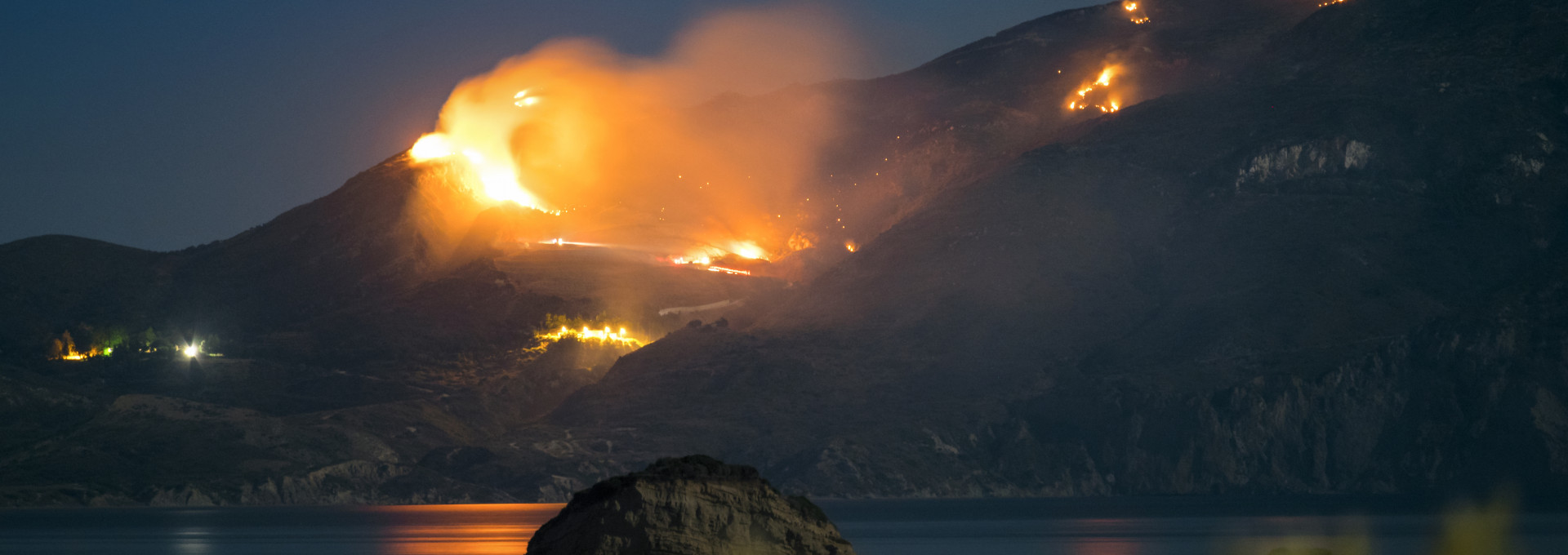 Wütender Waldbrand bei Nacht in Zakynthos, Griechenland