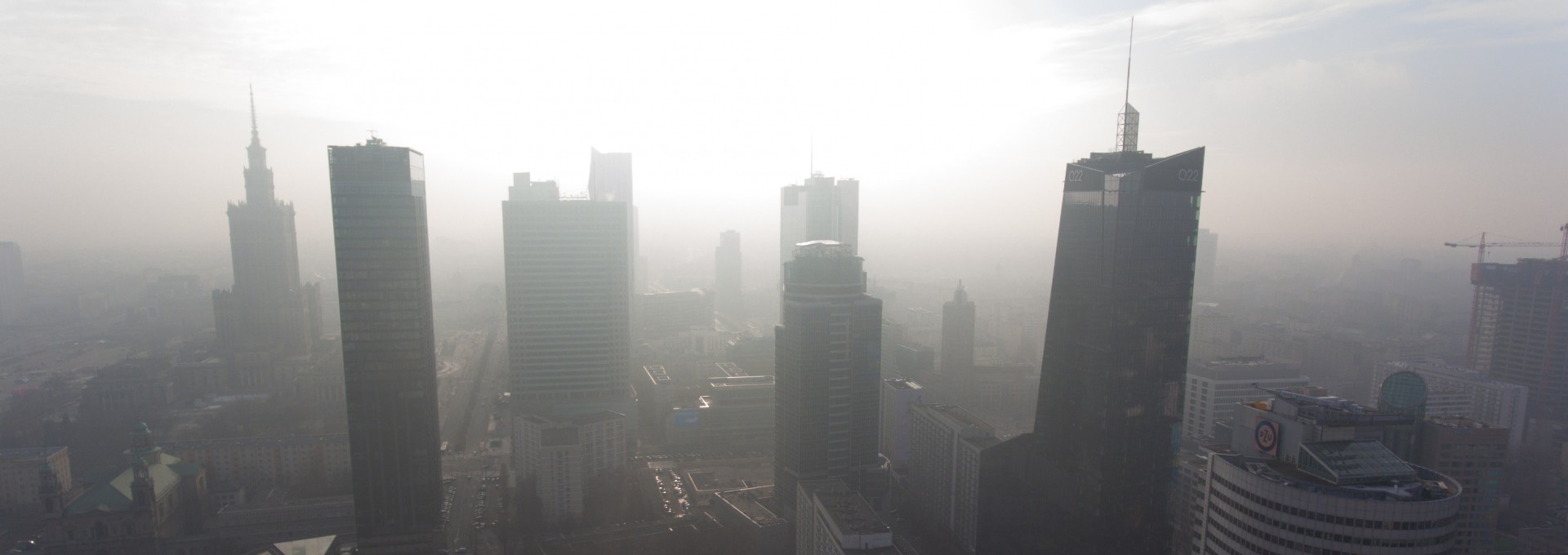 Luftbild von Warschau in den Morgenstunden mit leichtem Smog