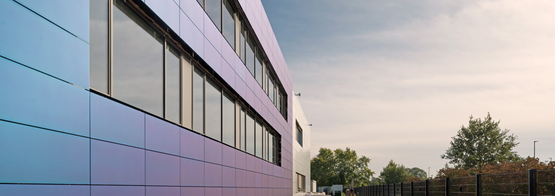 blaue Solarzellenpanele an der Fasse einer Produktionshalle