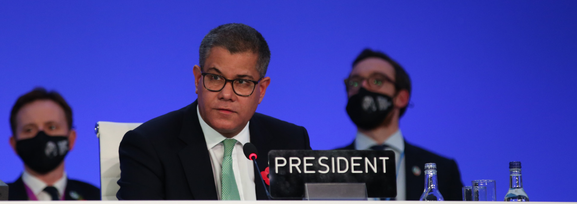 Auf dem Podium des Weltklimagipfels in Glasgow sitzt dessen Präsident Alok Sharma.