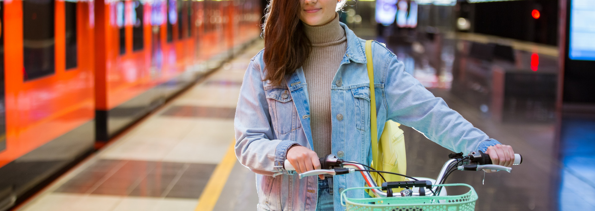 Faru mit Fahrrad vor Bahn