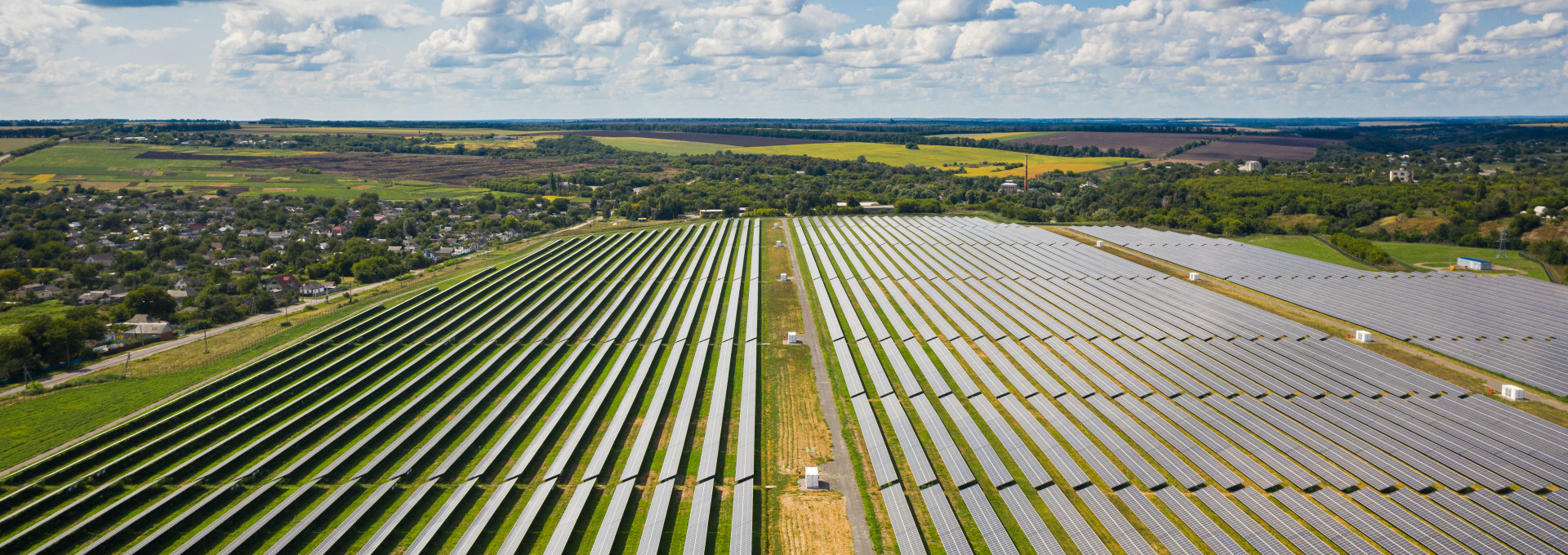 Luftaufnahme der Solarmodule in Kamianka, Ukraine