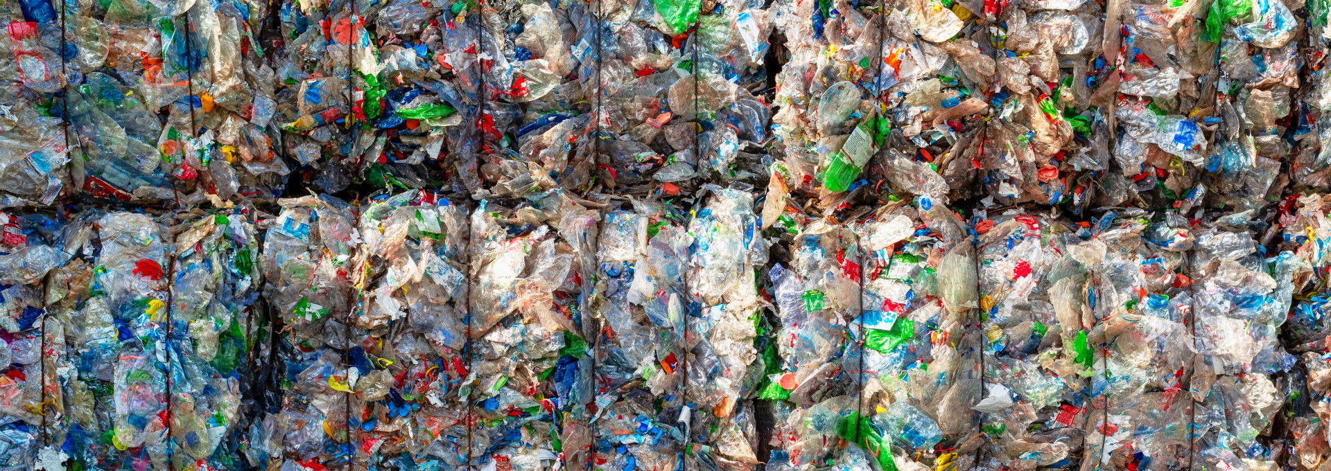 Nahaufnahme eines Haufens gepresster Kunststoffabfälle in einer Abfallverwertungsanlage