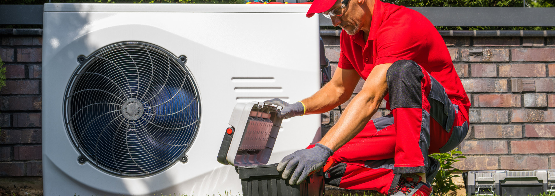 Techniker bei der Installation einer Wärmepumpe