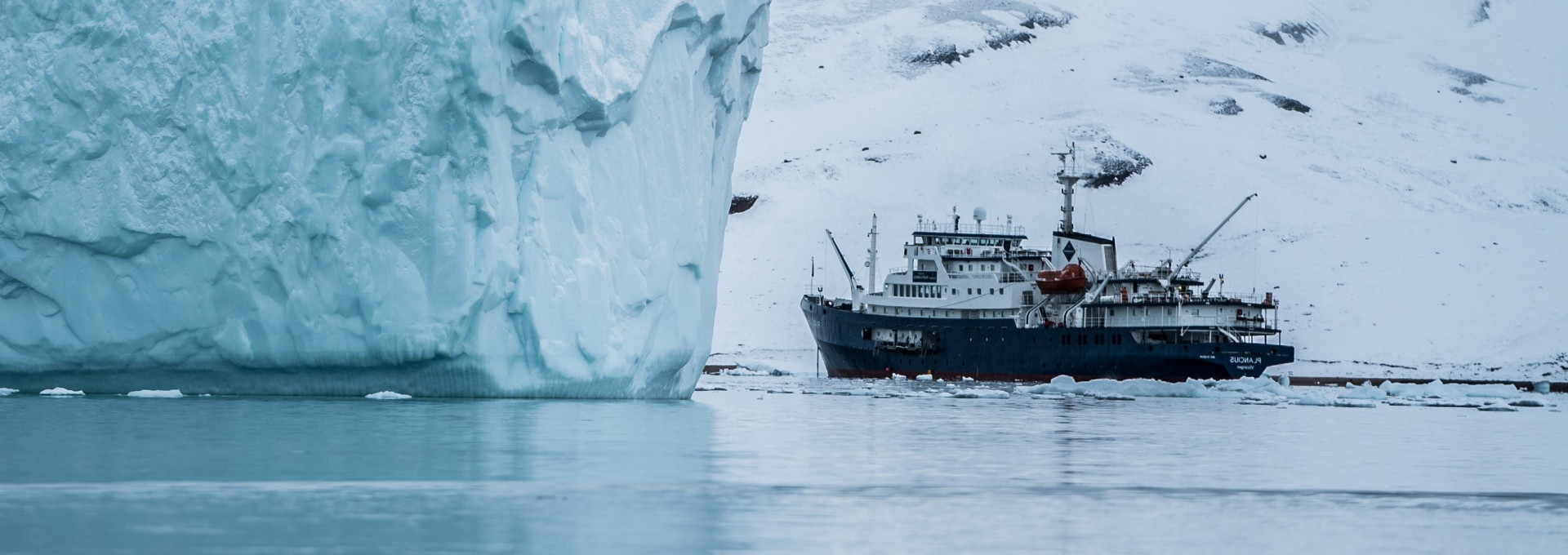 Foschungsschiff zwischen Eisbergen