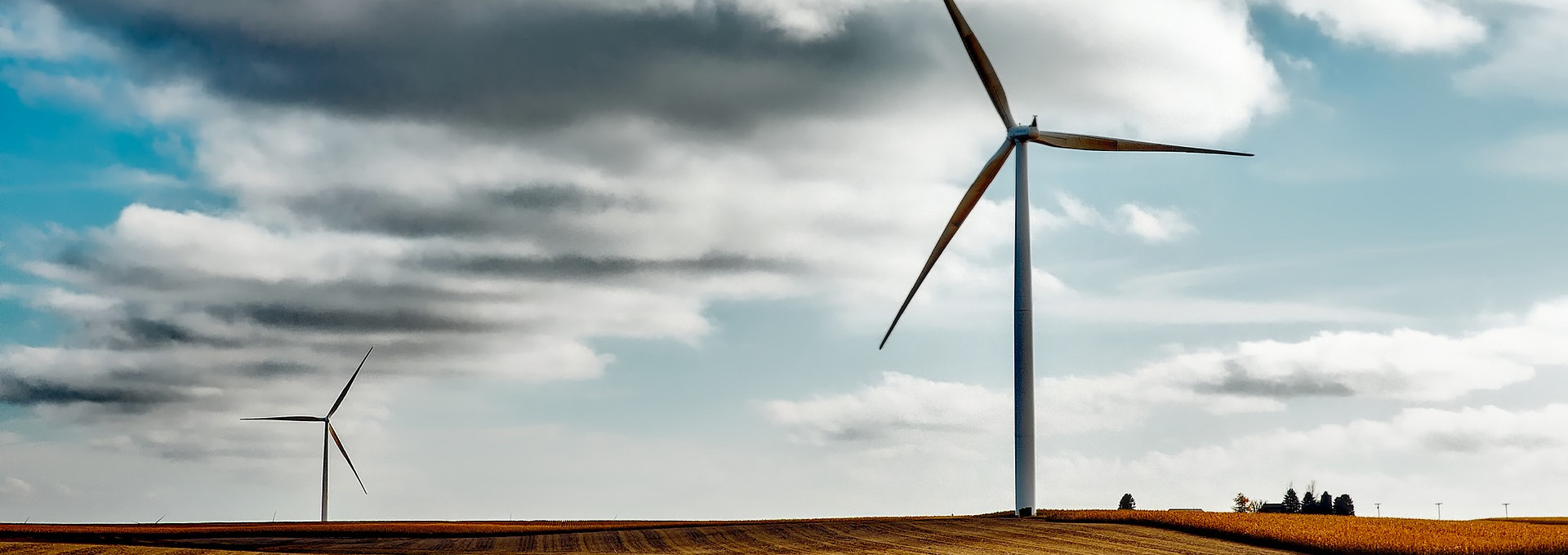 Windräder auf Stoppelfeld