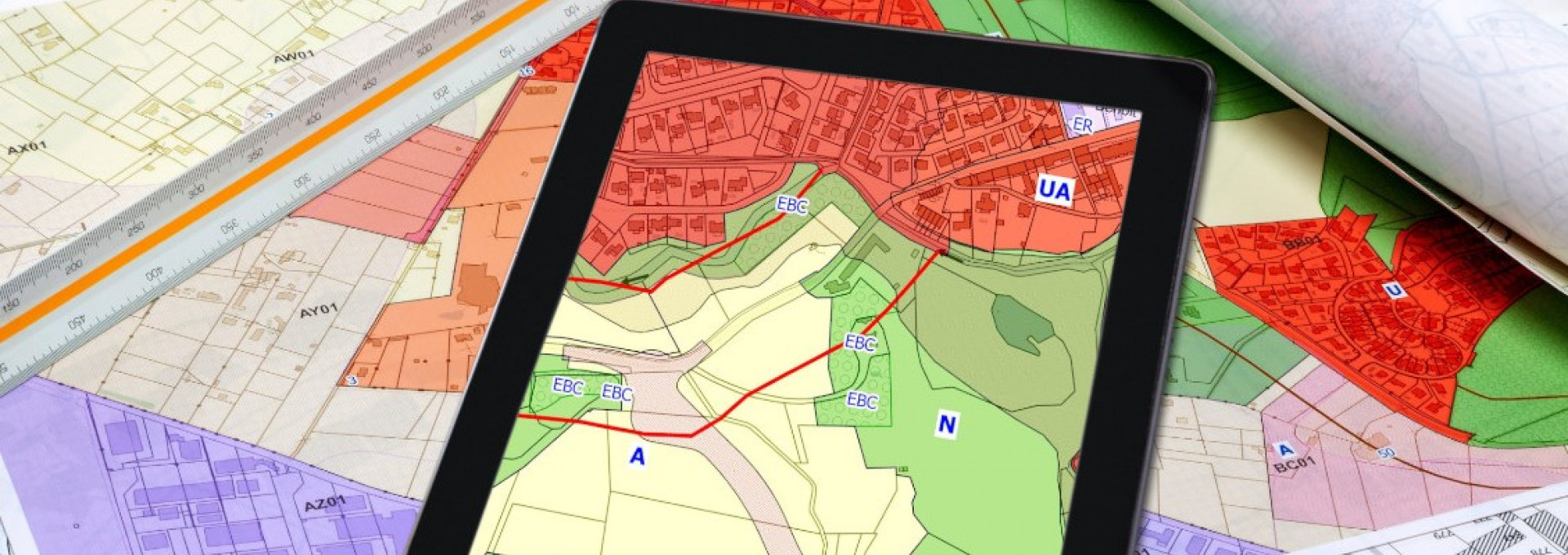 Stadtplanung - Raumordnung - Auf einem Tablet-PC angezeigte Karten des lokalen Stadtplanes und Katasters