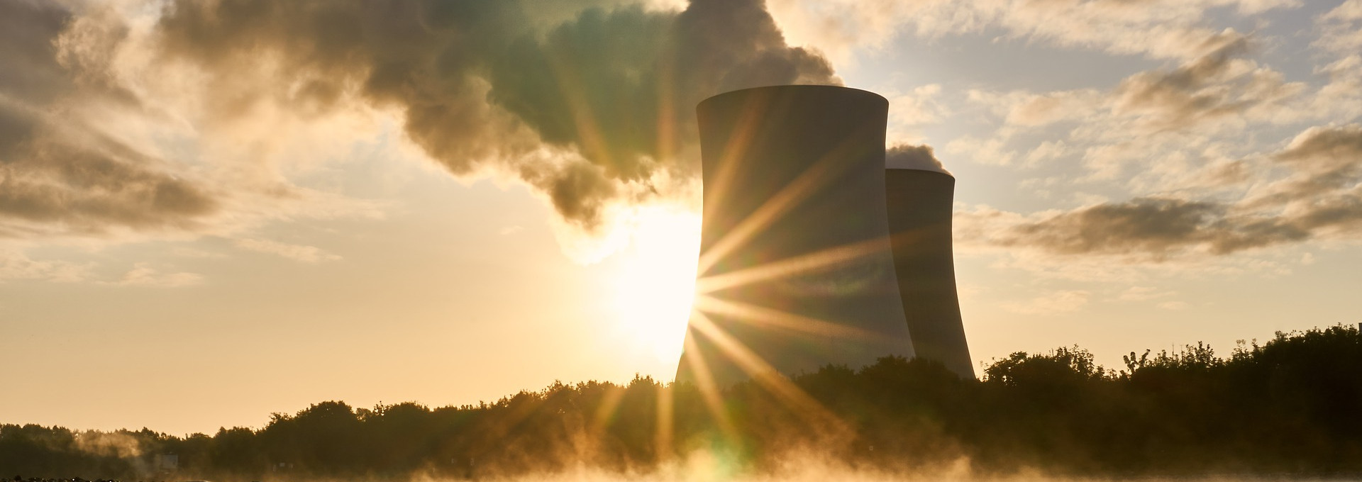 Atomkraftwerk im Sonnenuntergang