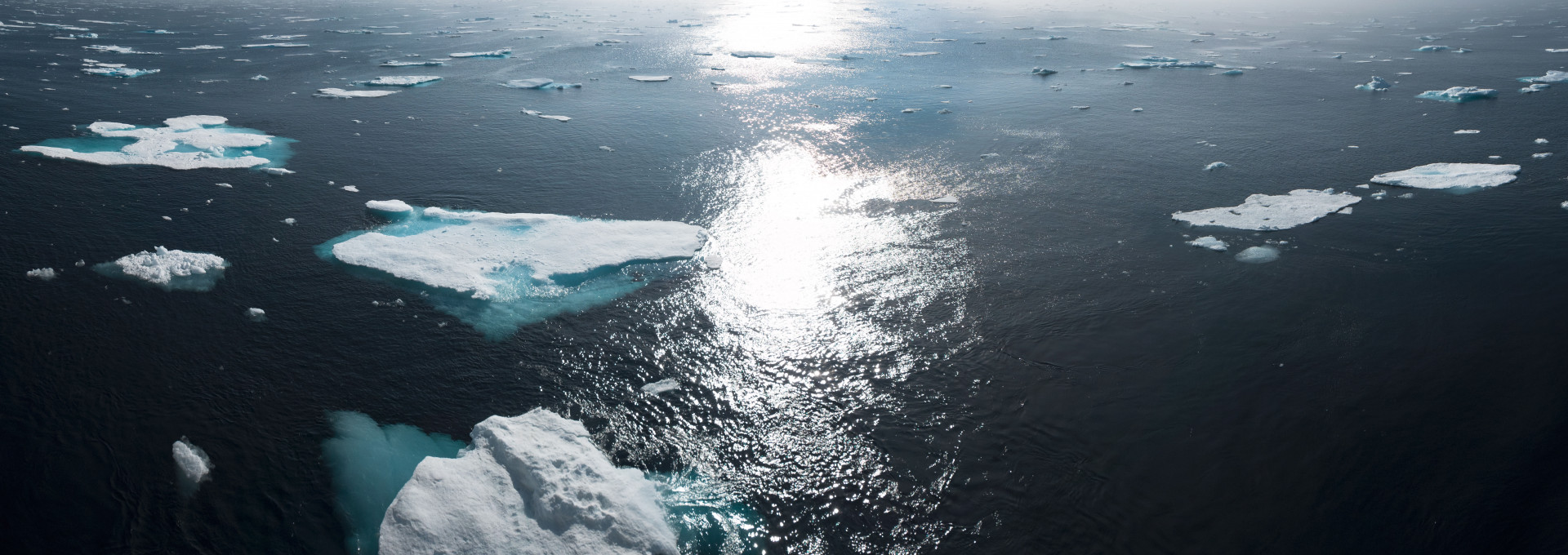 vereinzelte Eisschollen im Meer in der Sonne