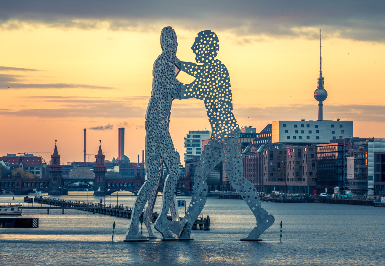 Molecule Man vor Sonnenuntergang in Berlin