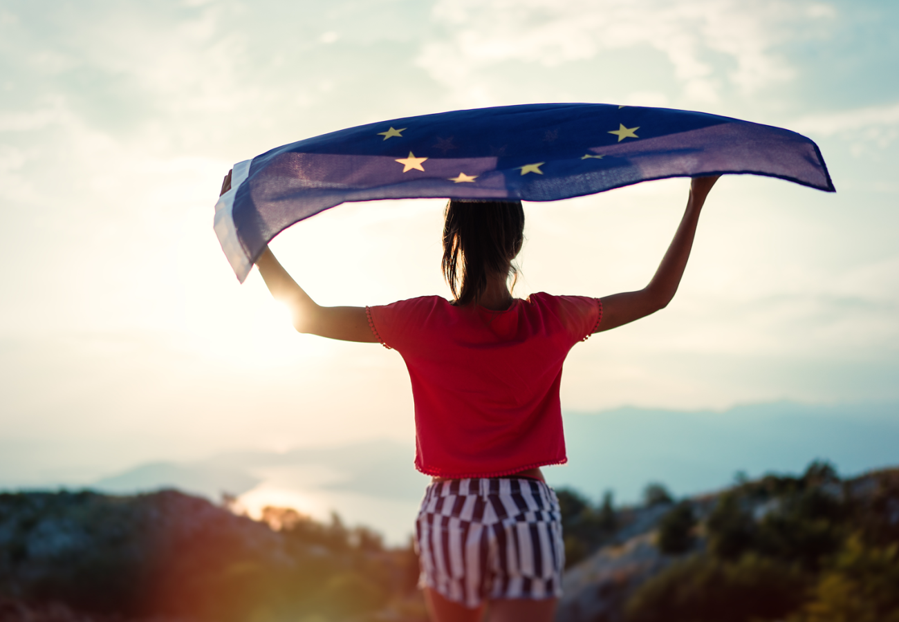Kind hält eine EU-Flagge