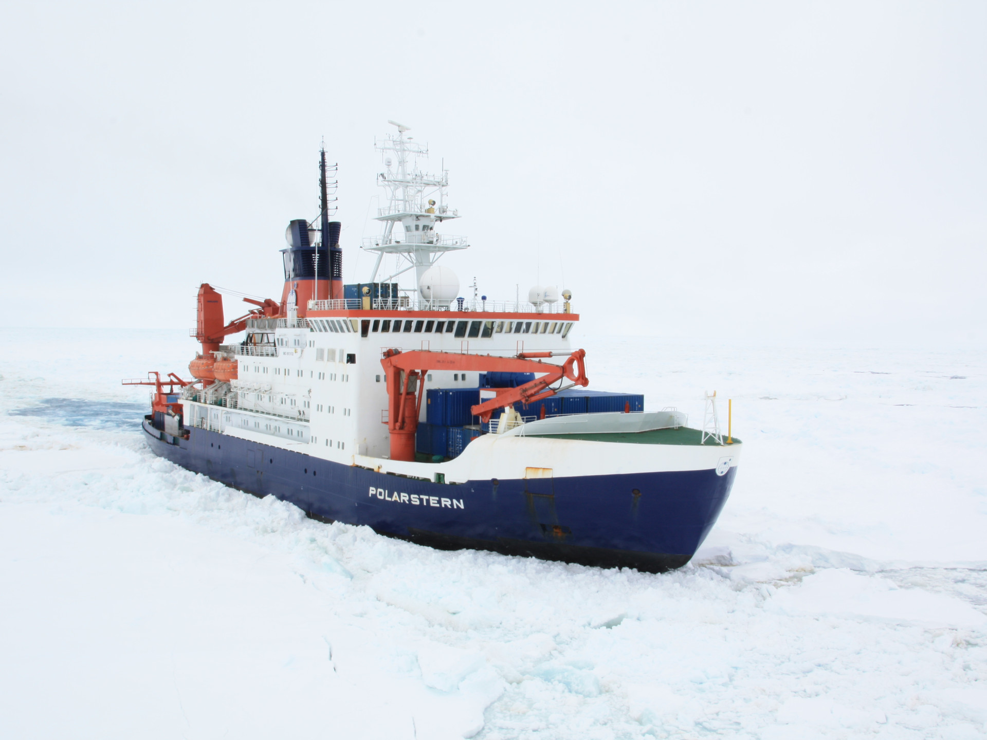 Die Polarstern im Eis.