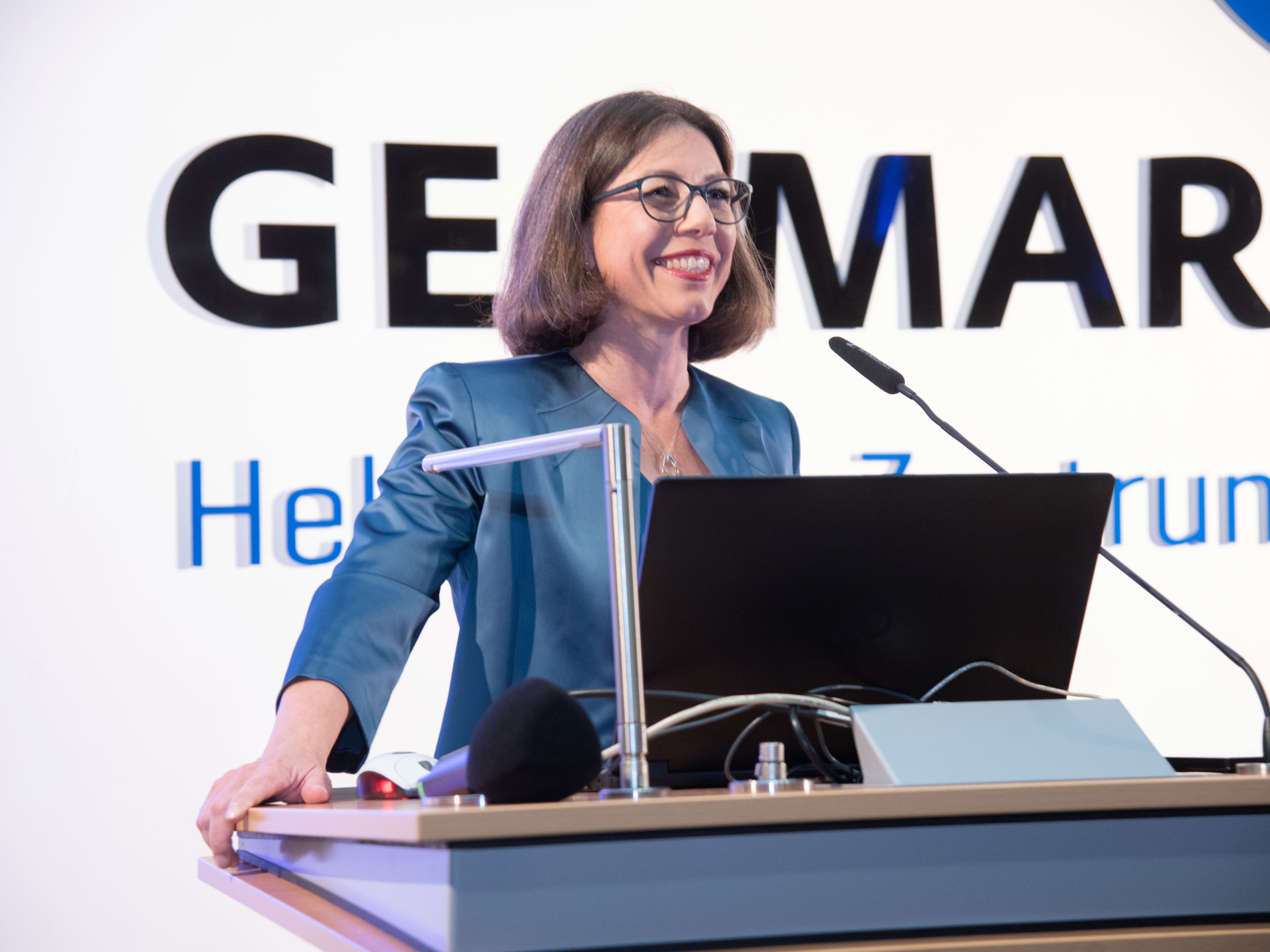 Portraitbild von Prof. Dr. Katja Matthes bei einem Vortrag