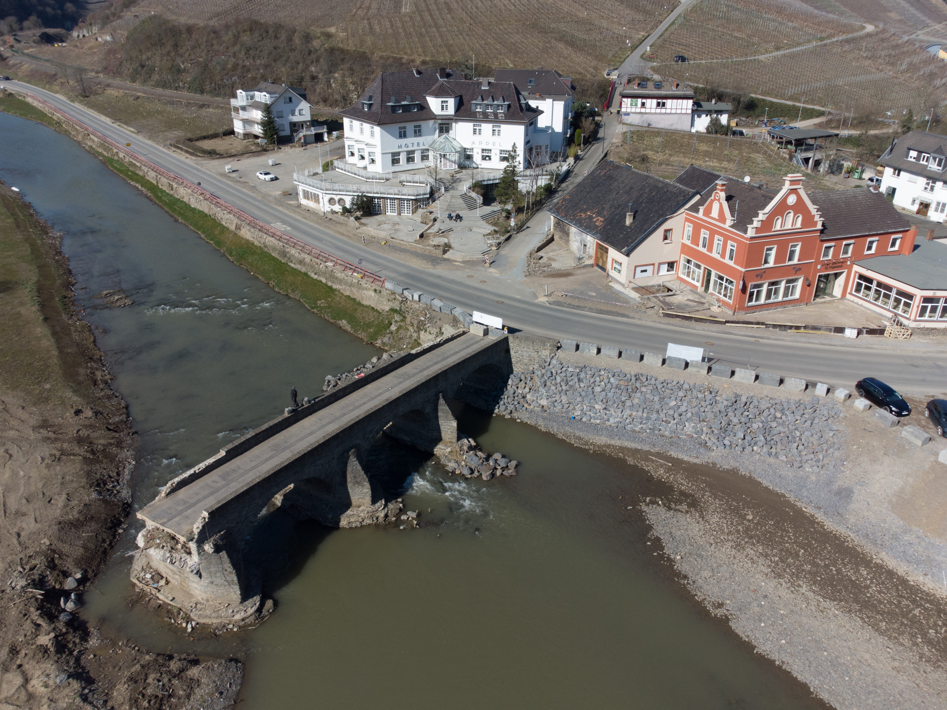 Die zerstörte, historische Bogenbrücke über die Ahr 