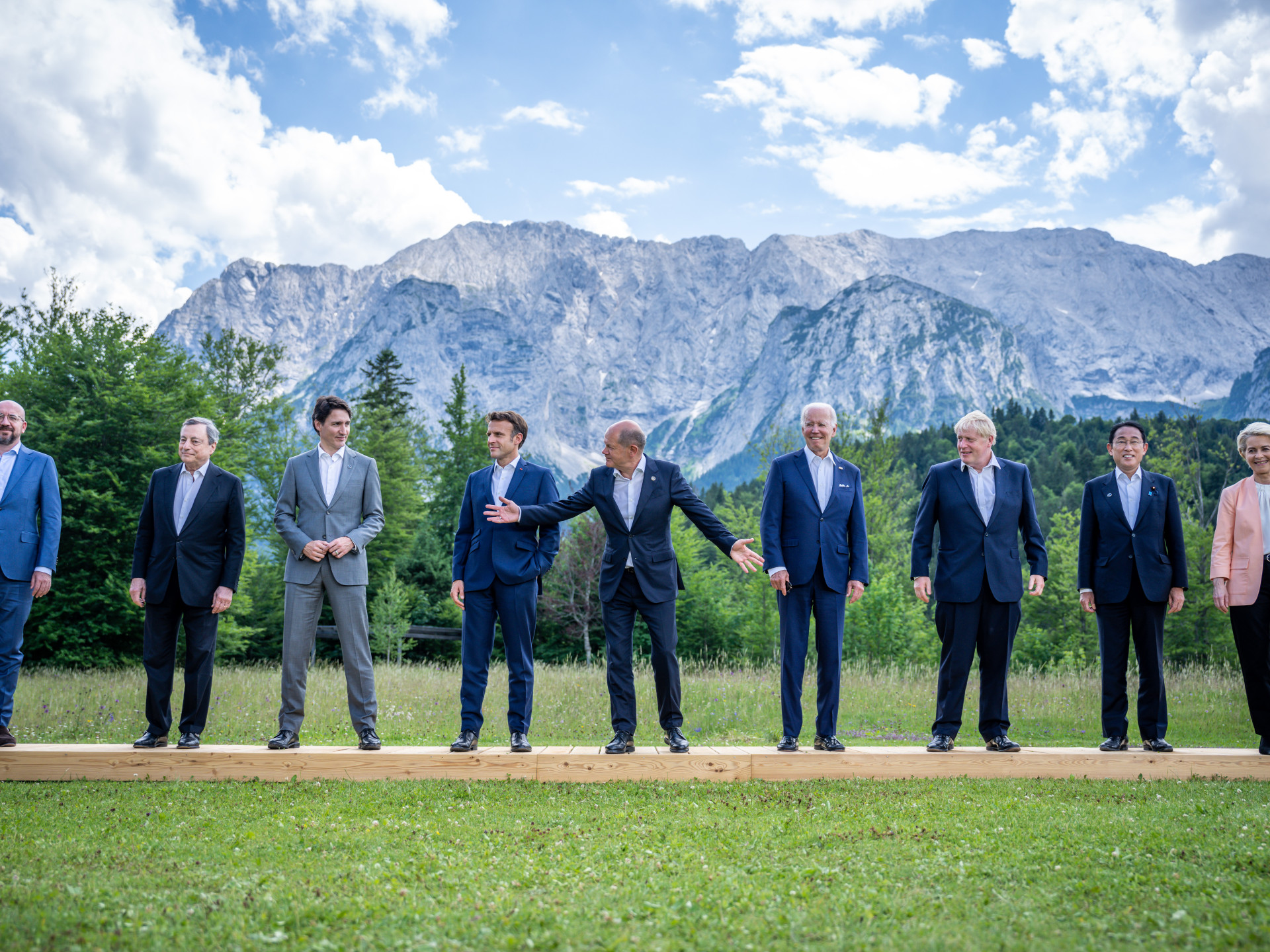 Charles Michel, Präsident des Europäischen Rates, Mario Draghi, Ministerpräsident von Italien, Justin Trudeau, Premierminister von Kanada, Emmanuel Macron, Präsident von Frankreich, Bundeskanzler Olaf Scholz (SPD) , Joe Biden, Präsident der USA, Boris Johnson, Premierminister von Großbritannien, Fumio Kishida, Premierminister von Japan, und Ursula von der Leyen, Präsidentin der Europäischen Kommission (EU), stehen beim Familienfoto während des G7-Gipfels auf Schloss Elmau zusammen.