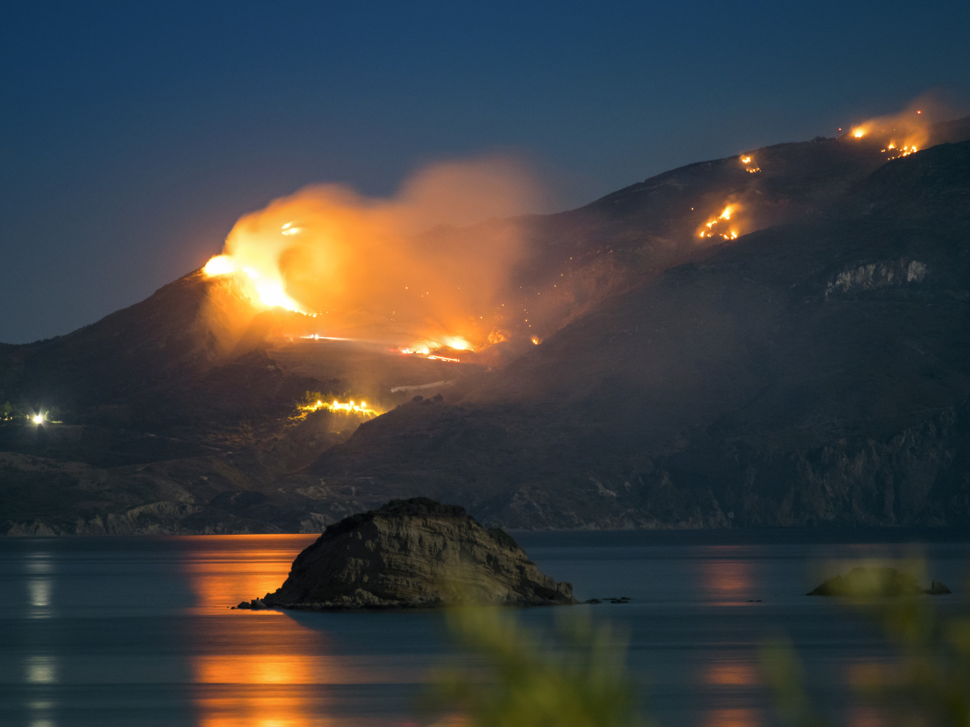 Wütender Waldbrand bei Nacht in Zakynthos, Griechenland